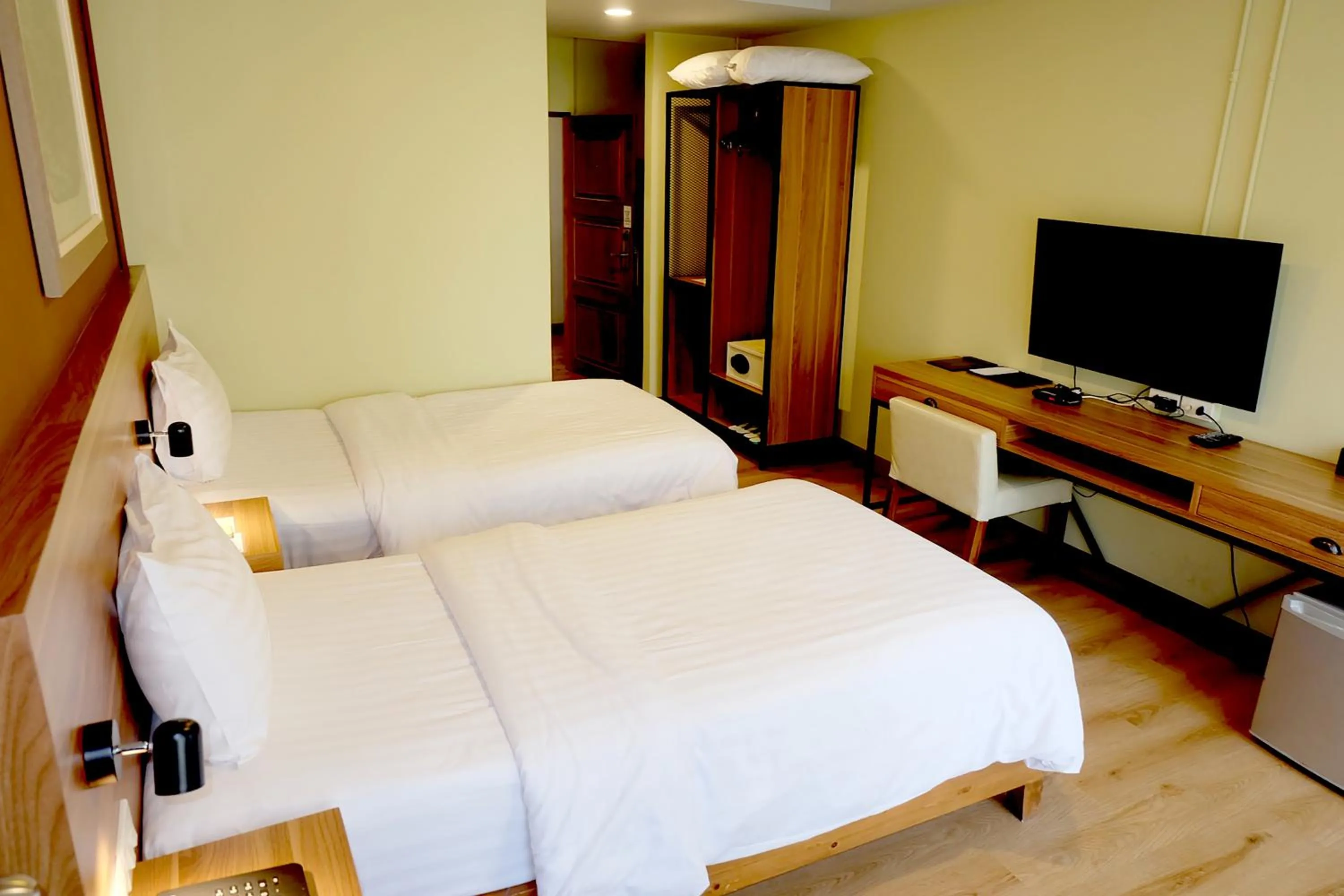 Photo of the whole room, Bed in Siri Oriental Bangkok Hotel