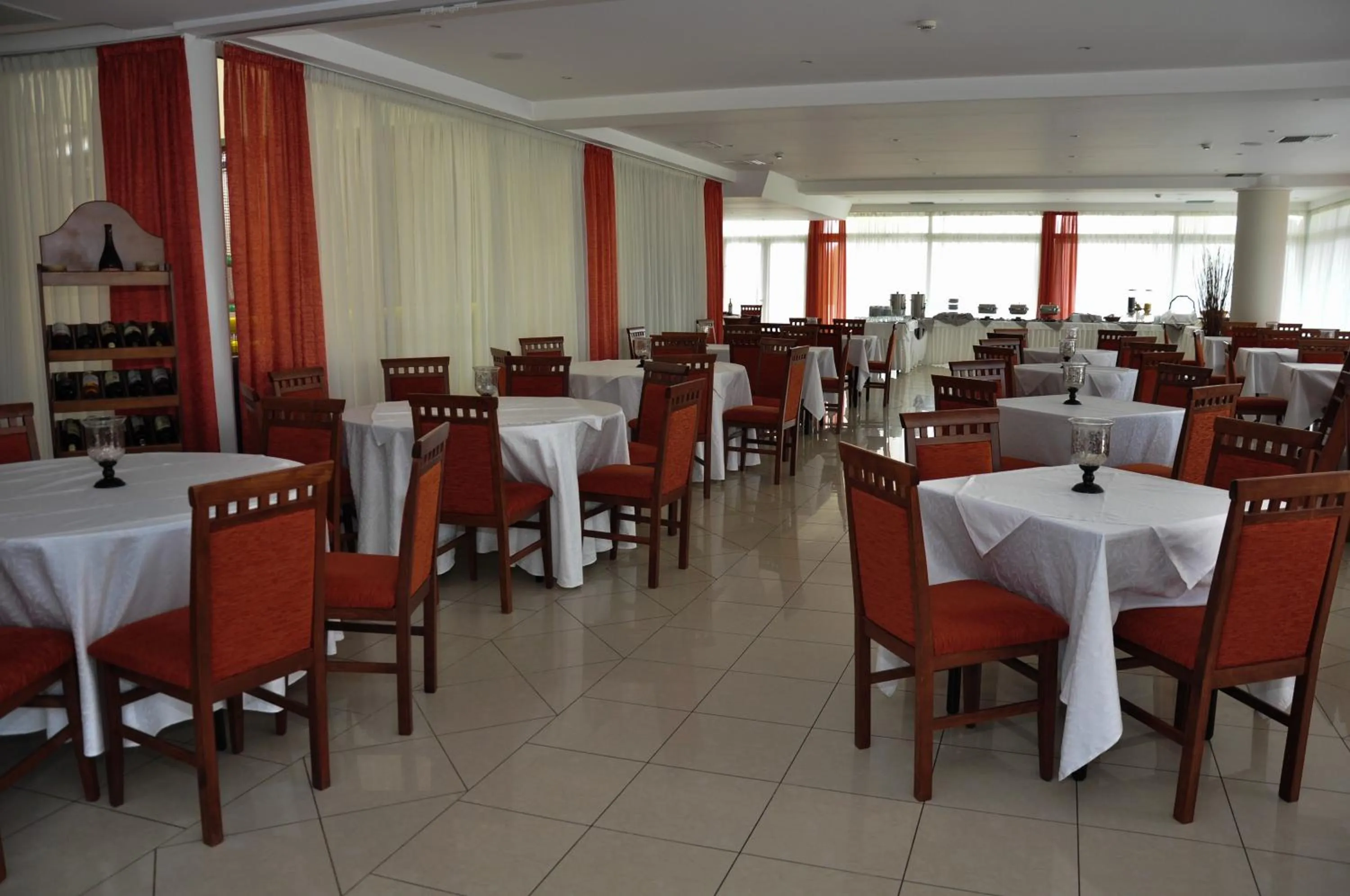 Restaurant/places to eat in Arta Palace