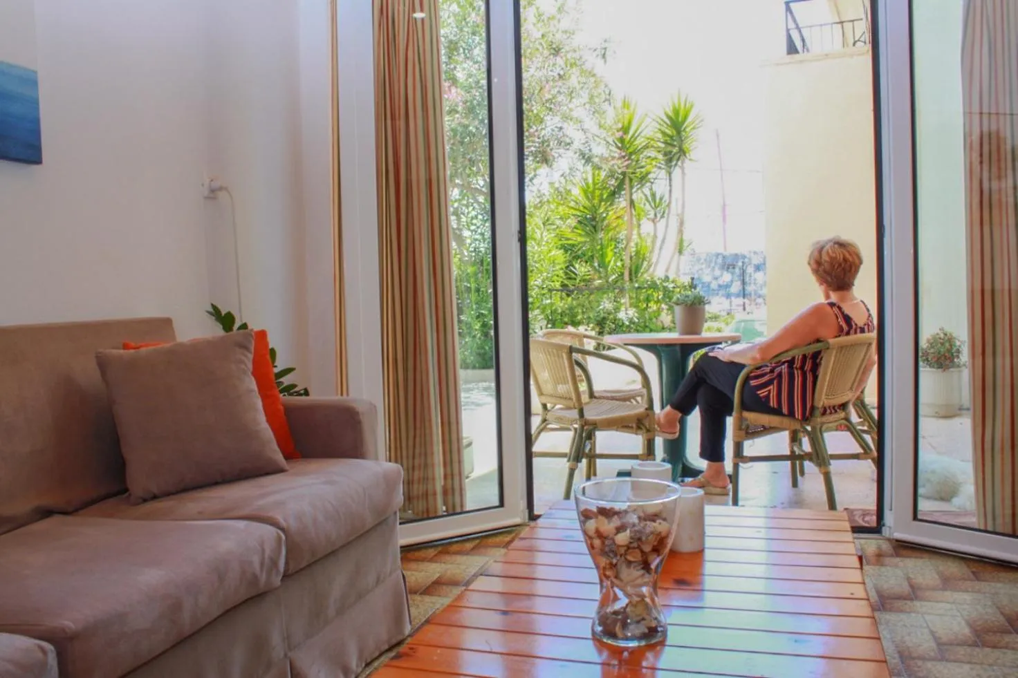 Communal lounge/ TV room in Zorbas Hotel