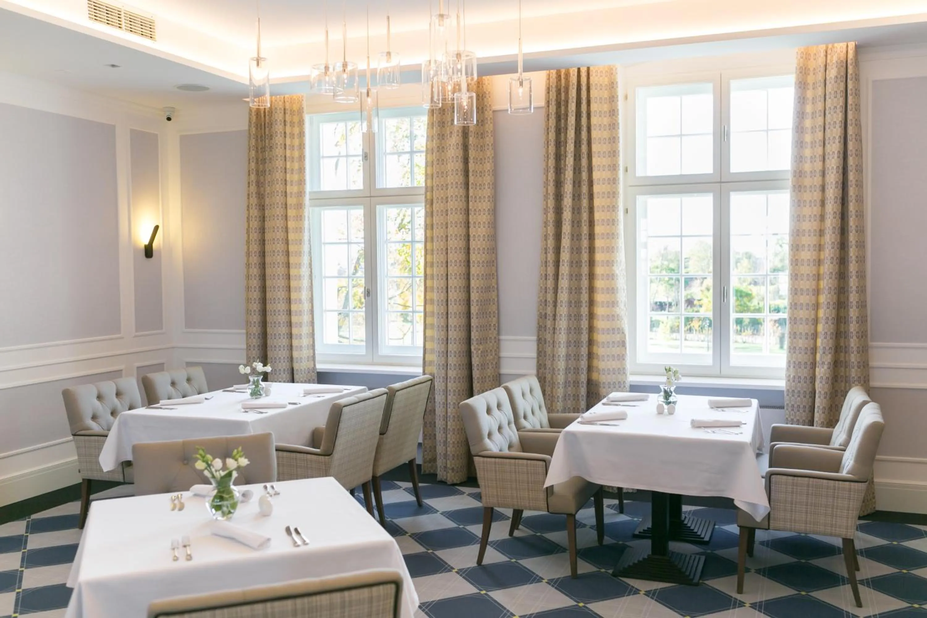 Restaurant/places to eat in Pałac Komierowo