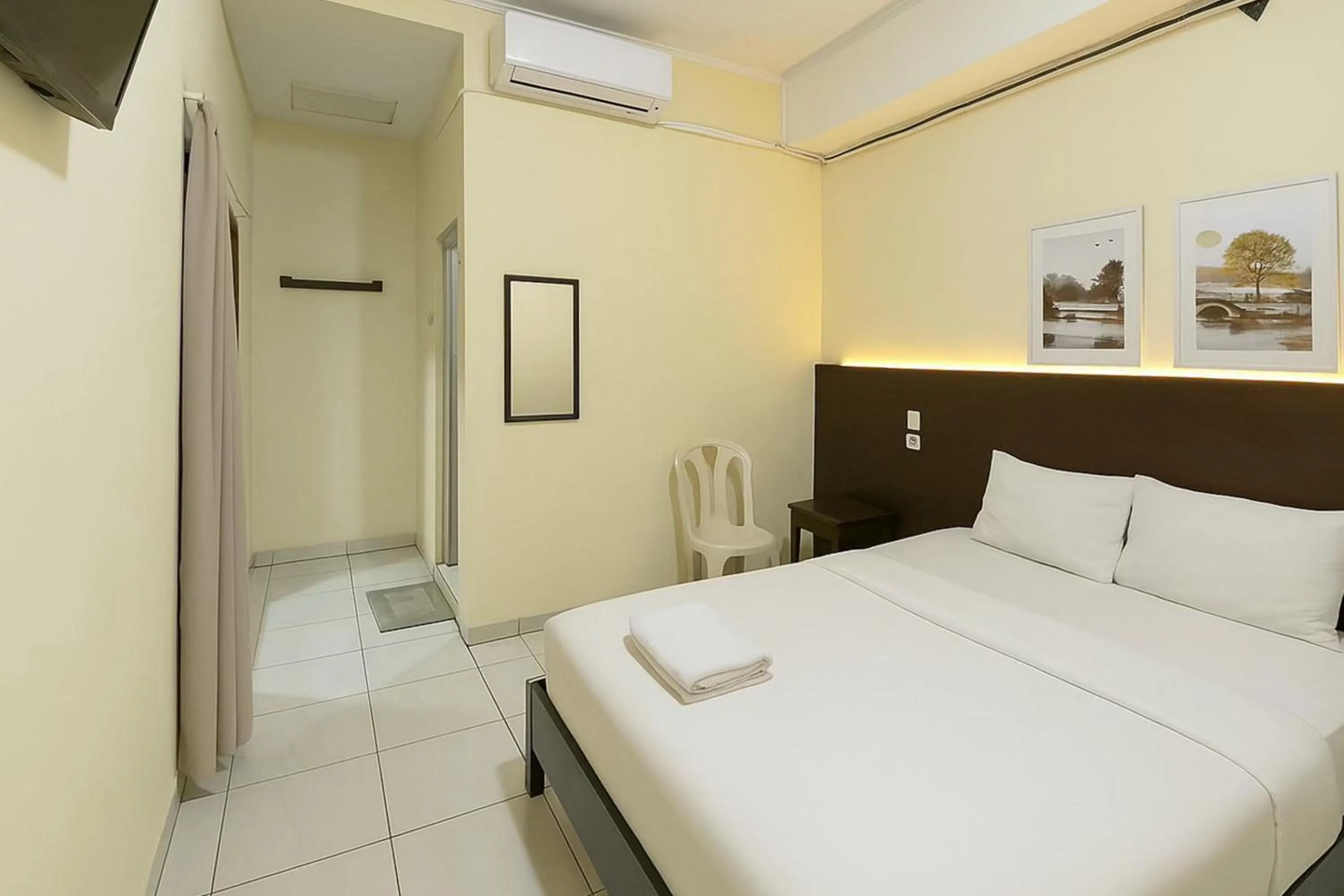 Bedroom, Bed in Hotel Bintang Mitra RedDoorz