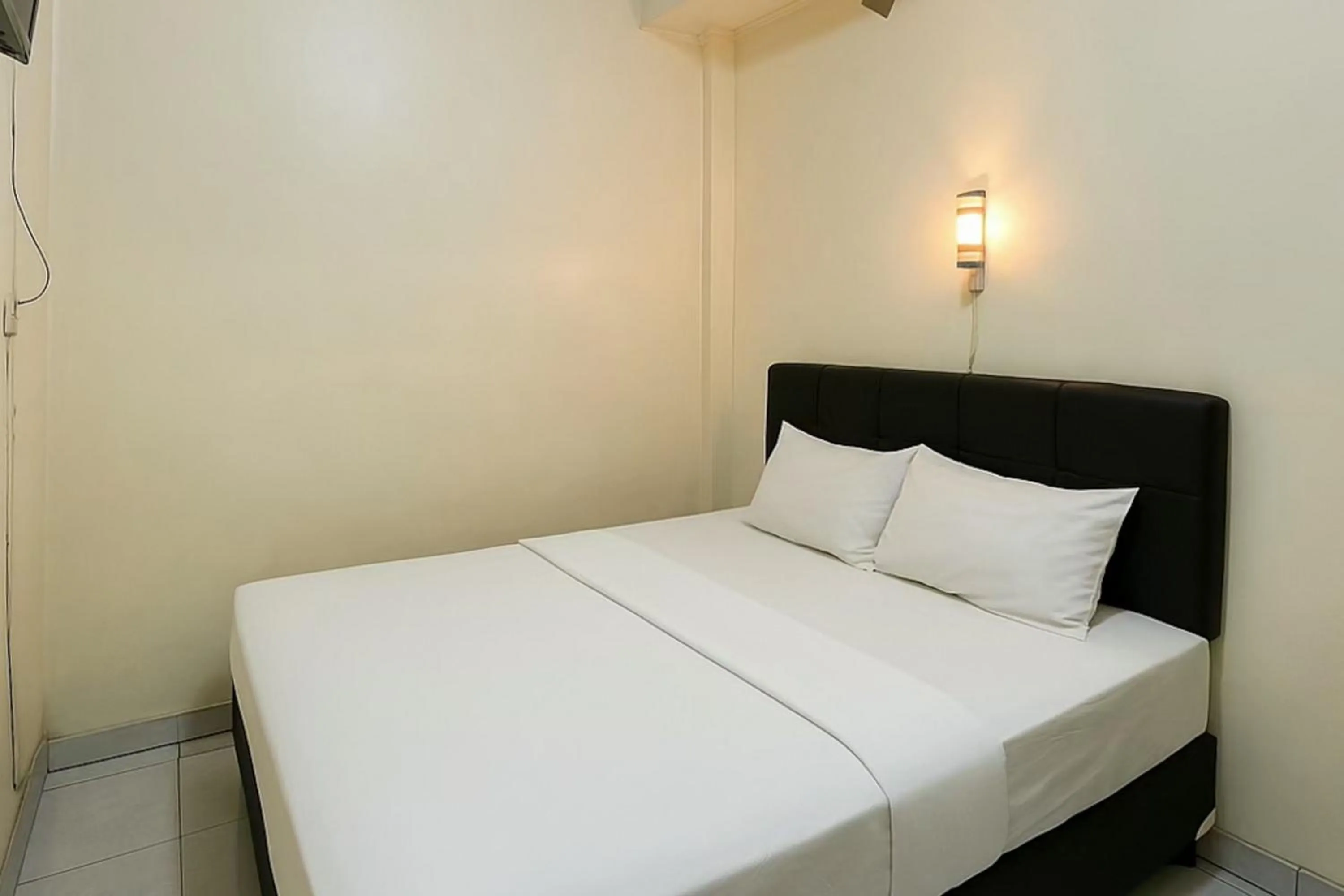 Bedroom, Bed in Hotel Bintang Mitra RedDoorz