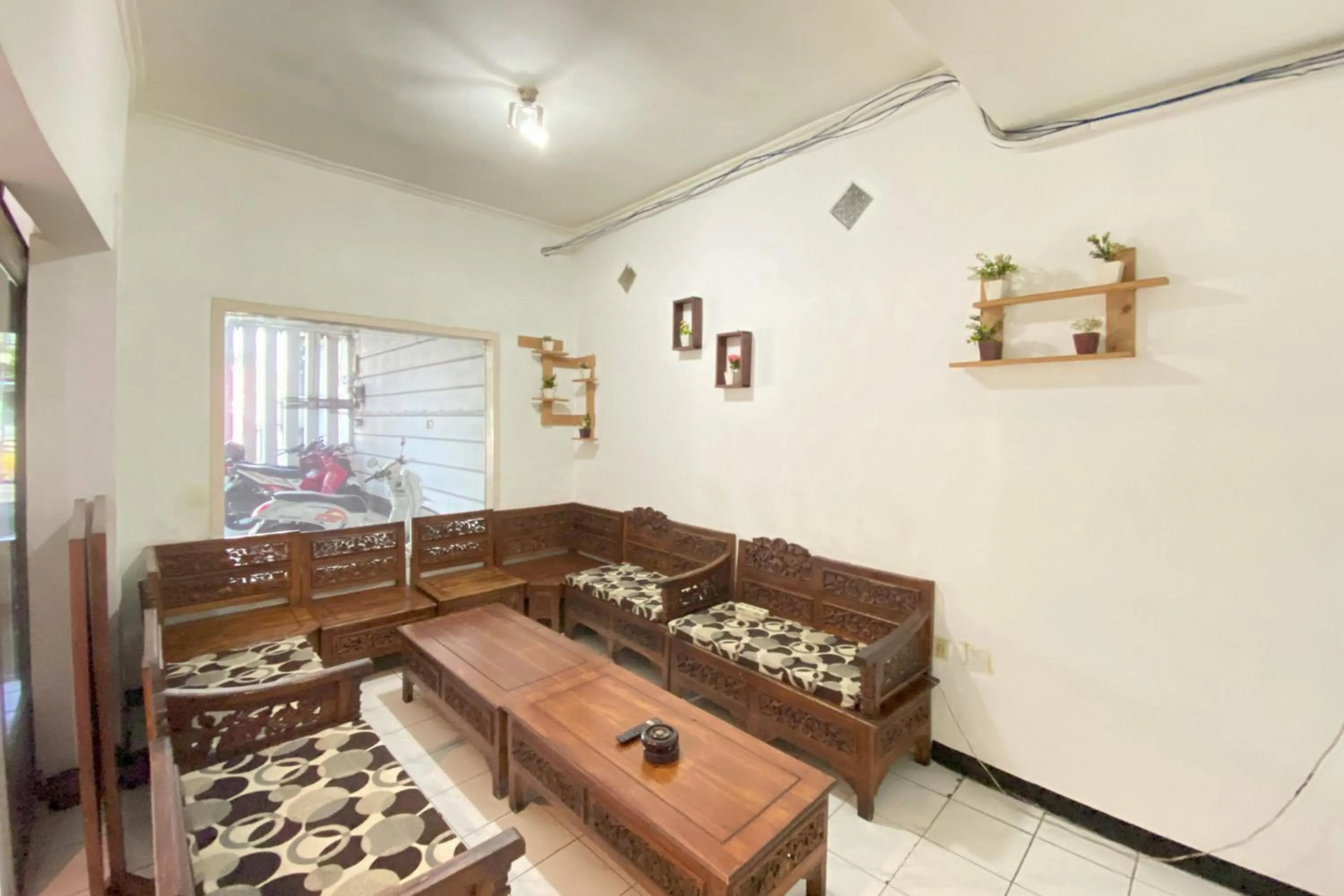 Seating area in Hotel Bintang Mitra RedDoorz