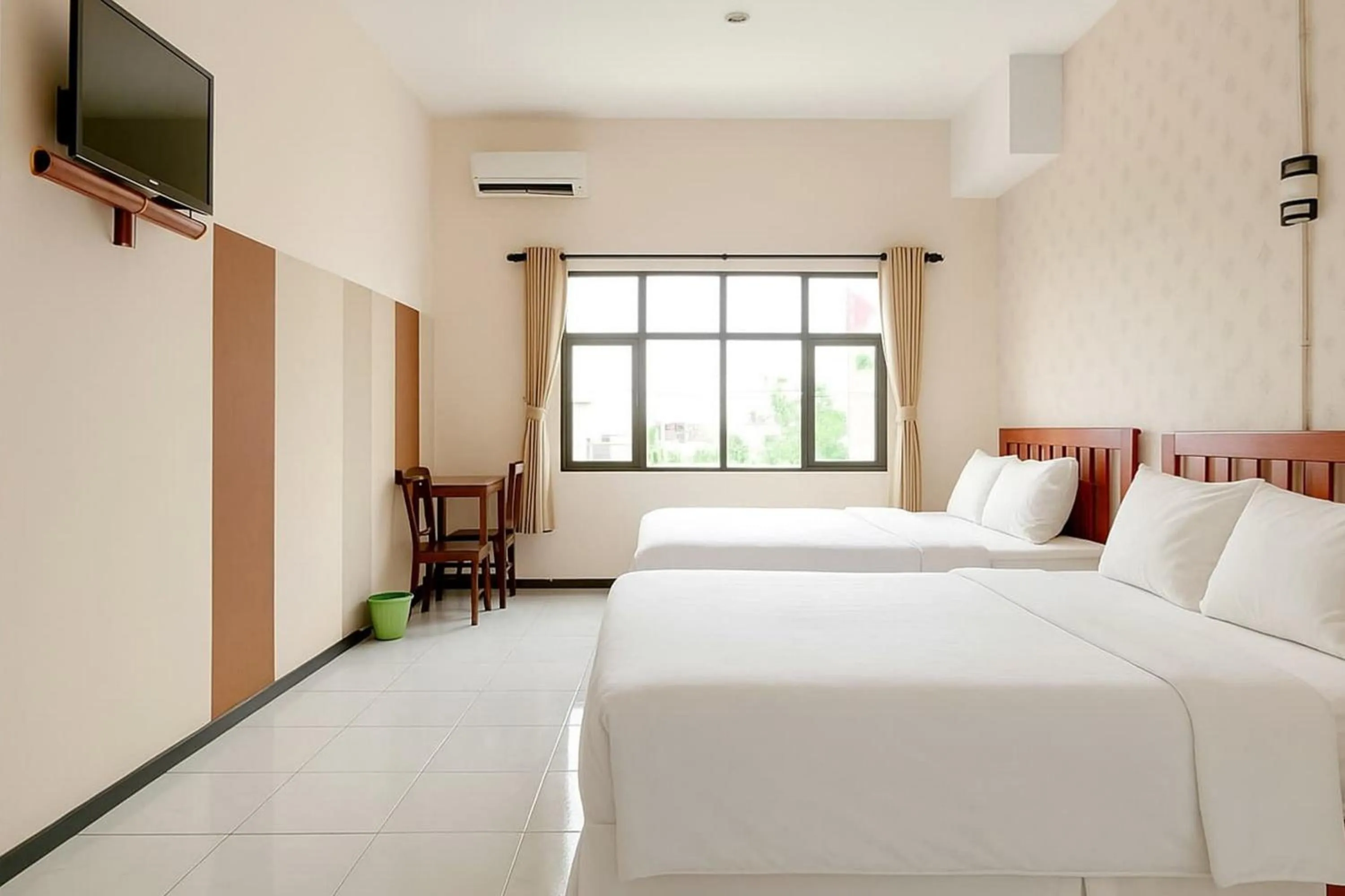 Bedroom, Bed in Hotel Bintang Mitra RedDoorz