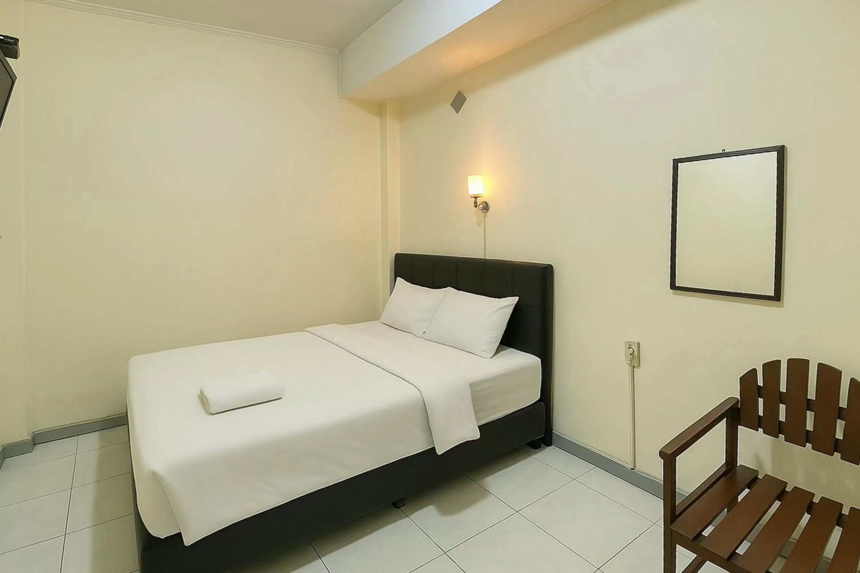 Bedroom, Bed in Hotel Bintang Mitra RedDoorz