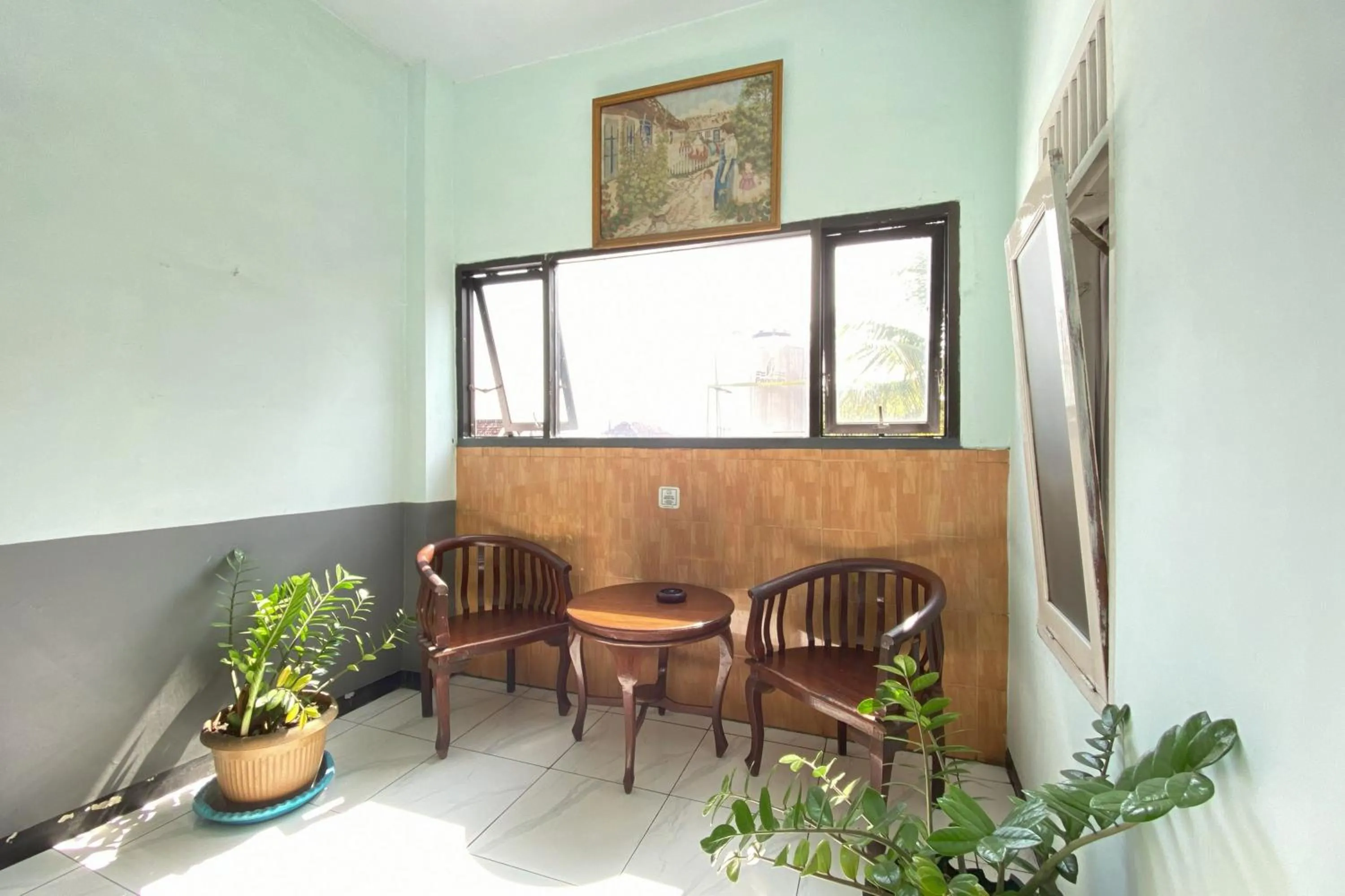 Seating area in Hotel Bintang Mitra RedDoorz