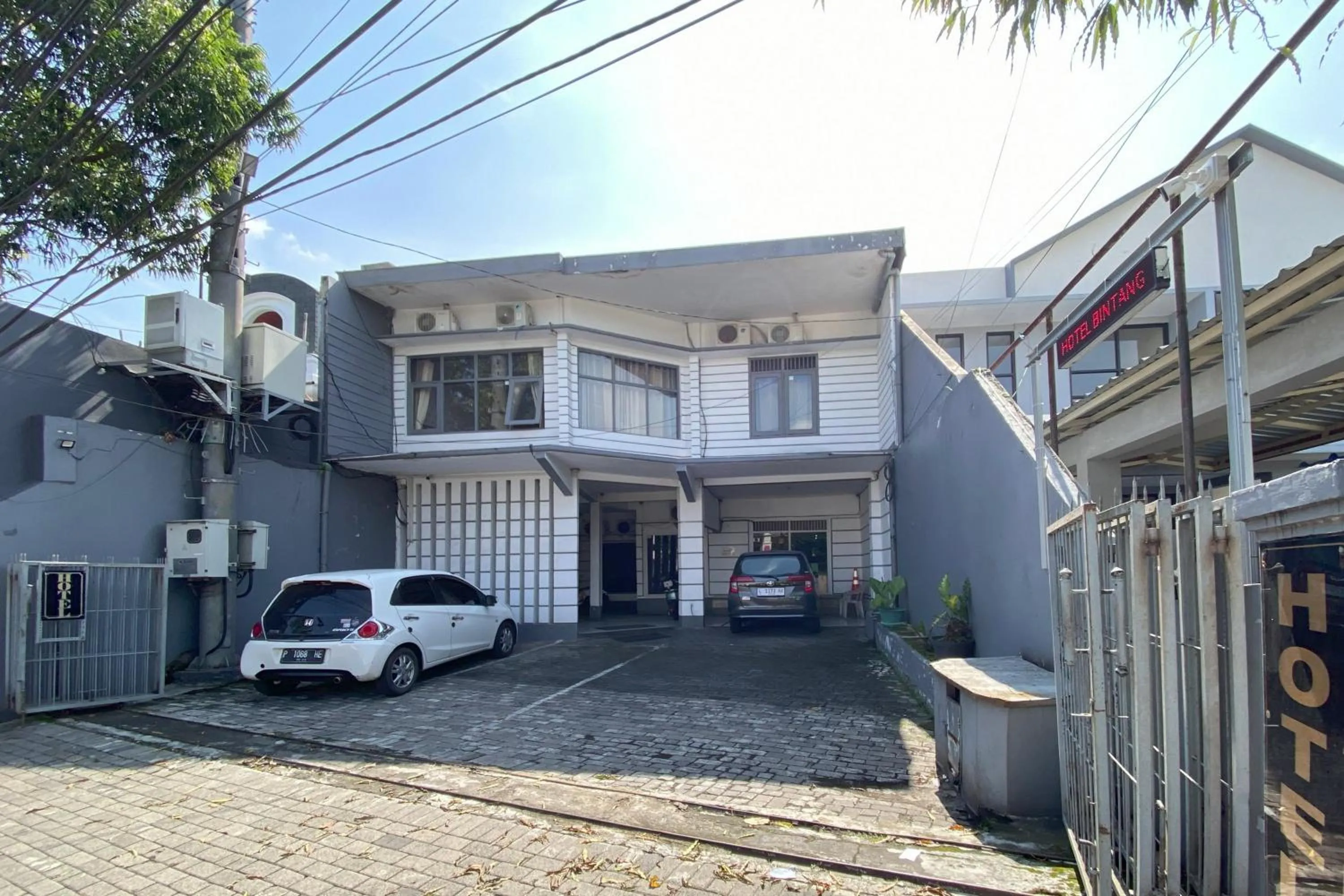Facade/entrance in Hotel Bintang Mitra RedDoorz