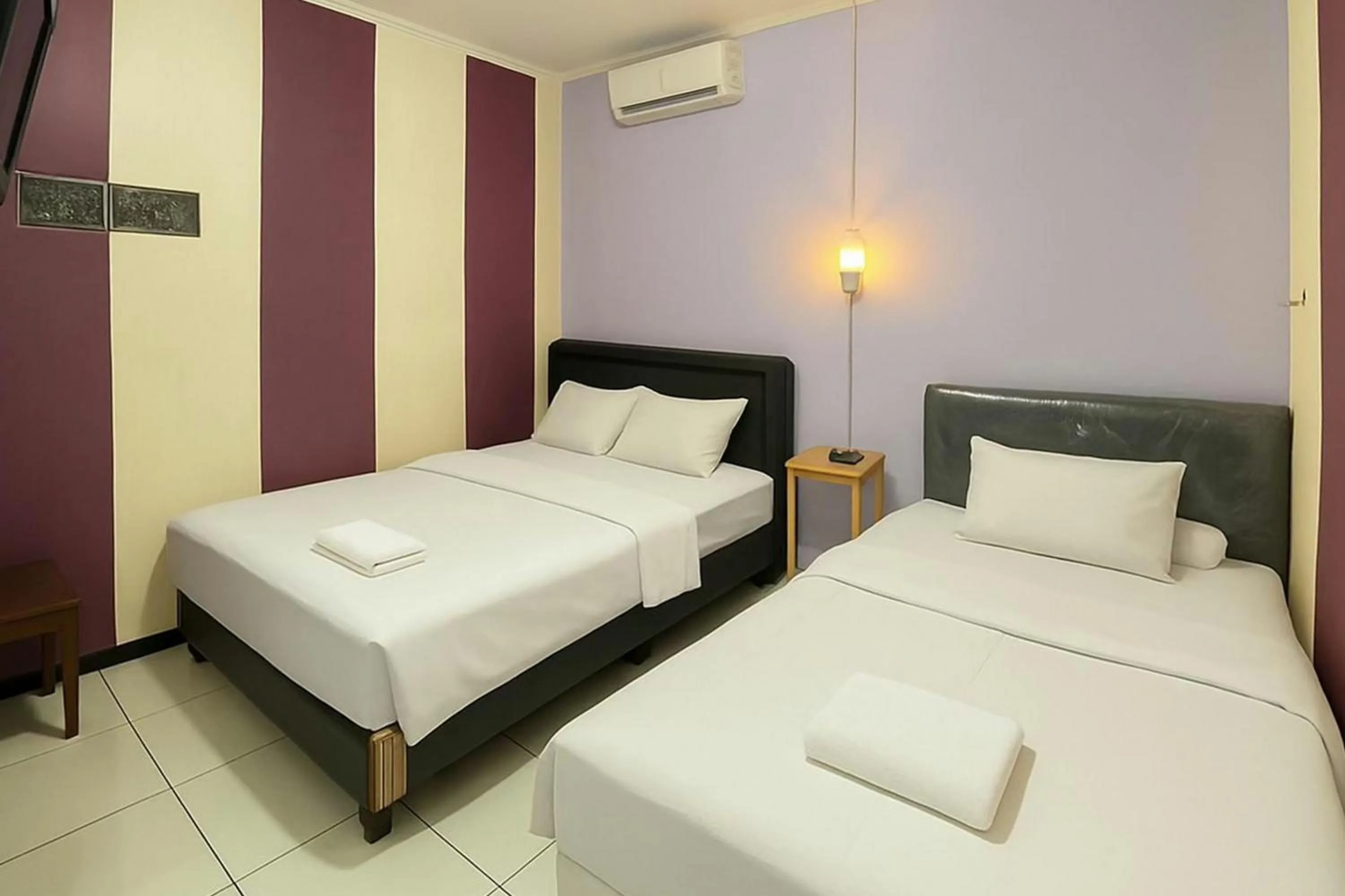 Bedroom, Bed in Hotel Bintang Mitra RedDoorz
