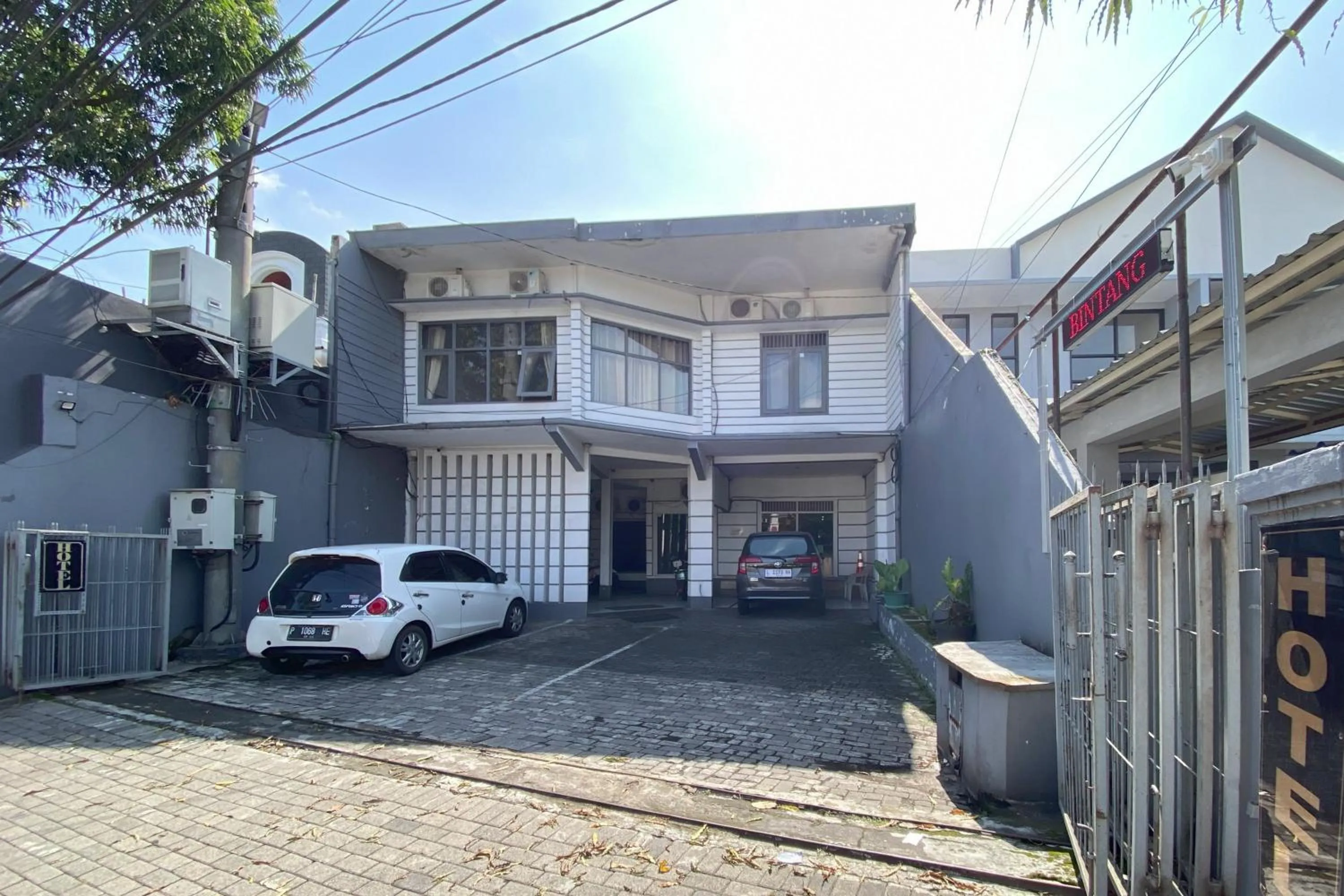 Facade/entrance in Hotel Bintang Mitra RedDoorz