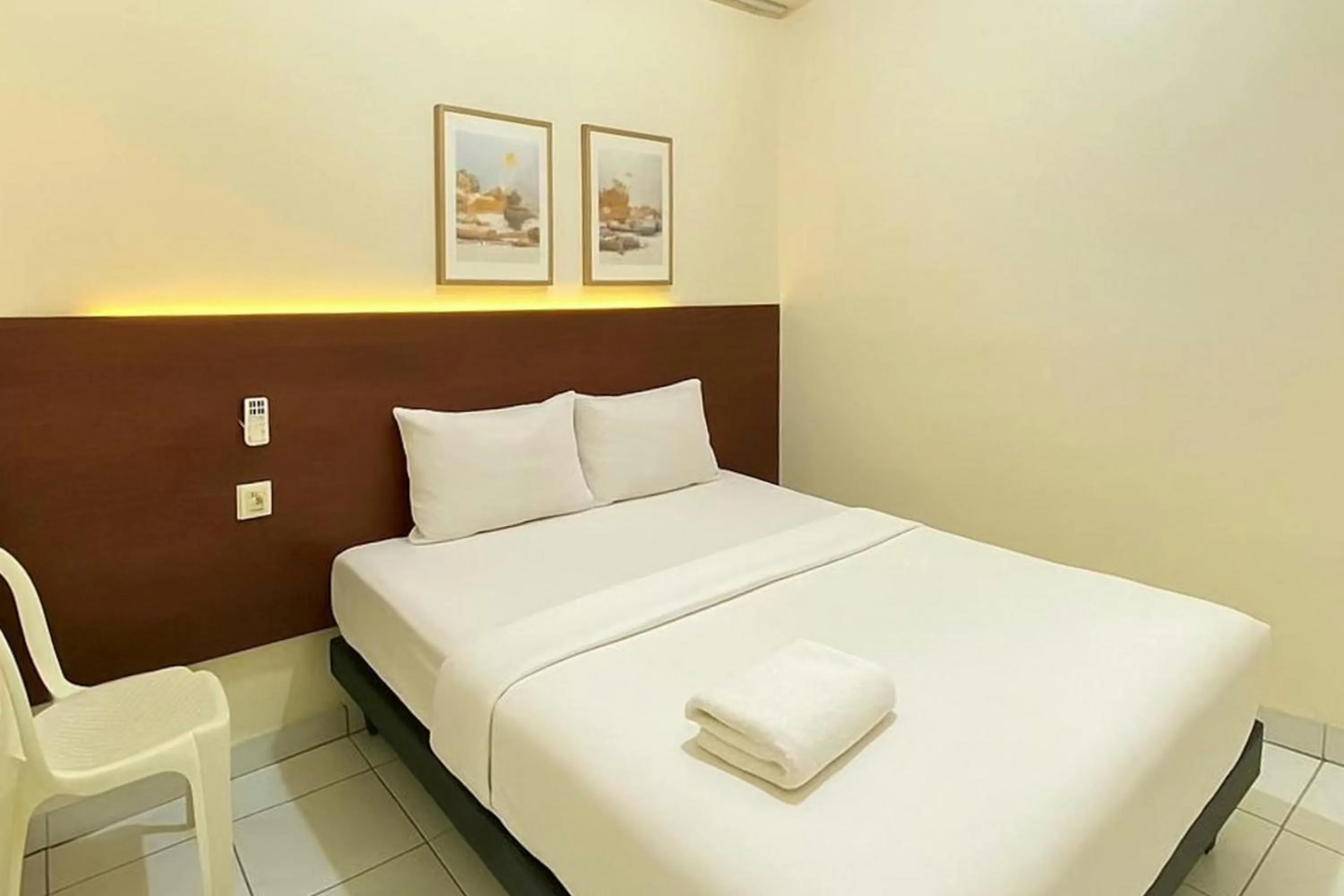 Bedroom, Bed in Hotel Bintang Mitra RedDoorz