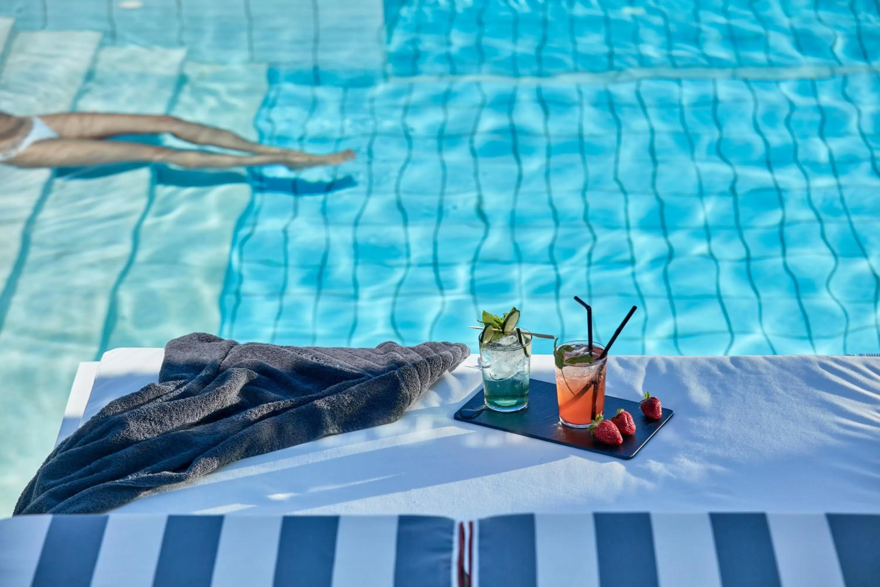 Guests in Mr and Mrs White Paros