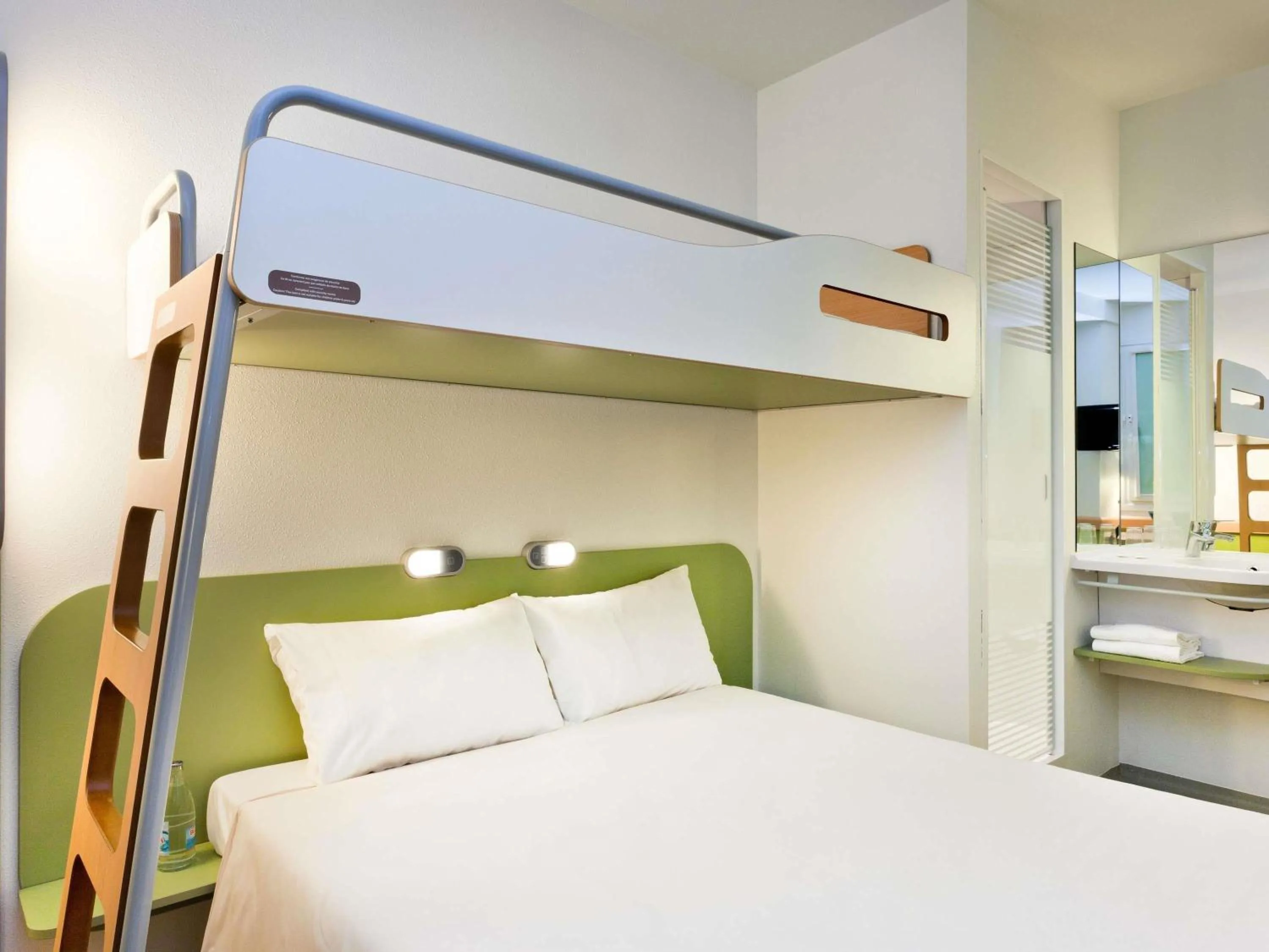 Bedroom, Bed in ibis budget Aachen City