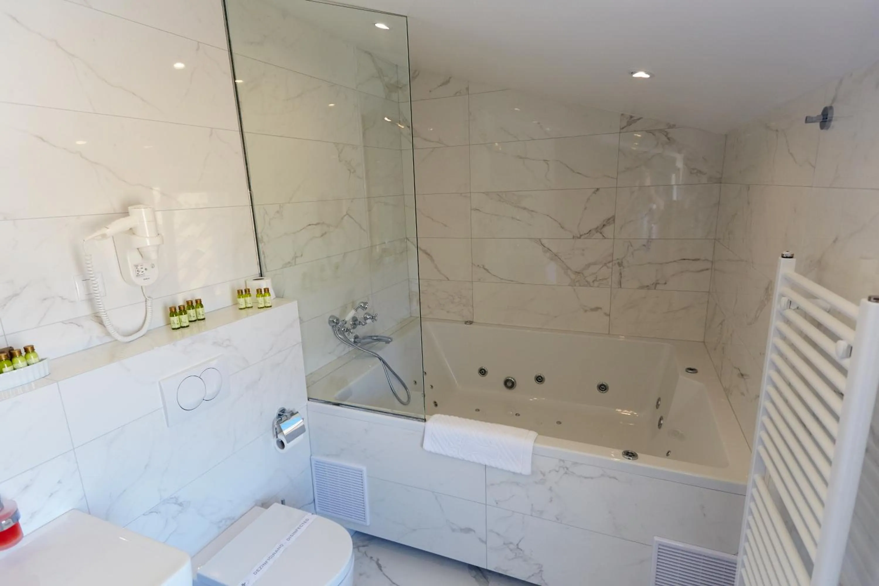 Hot Tub in Jupiter Heritage Hotel