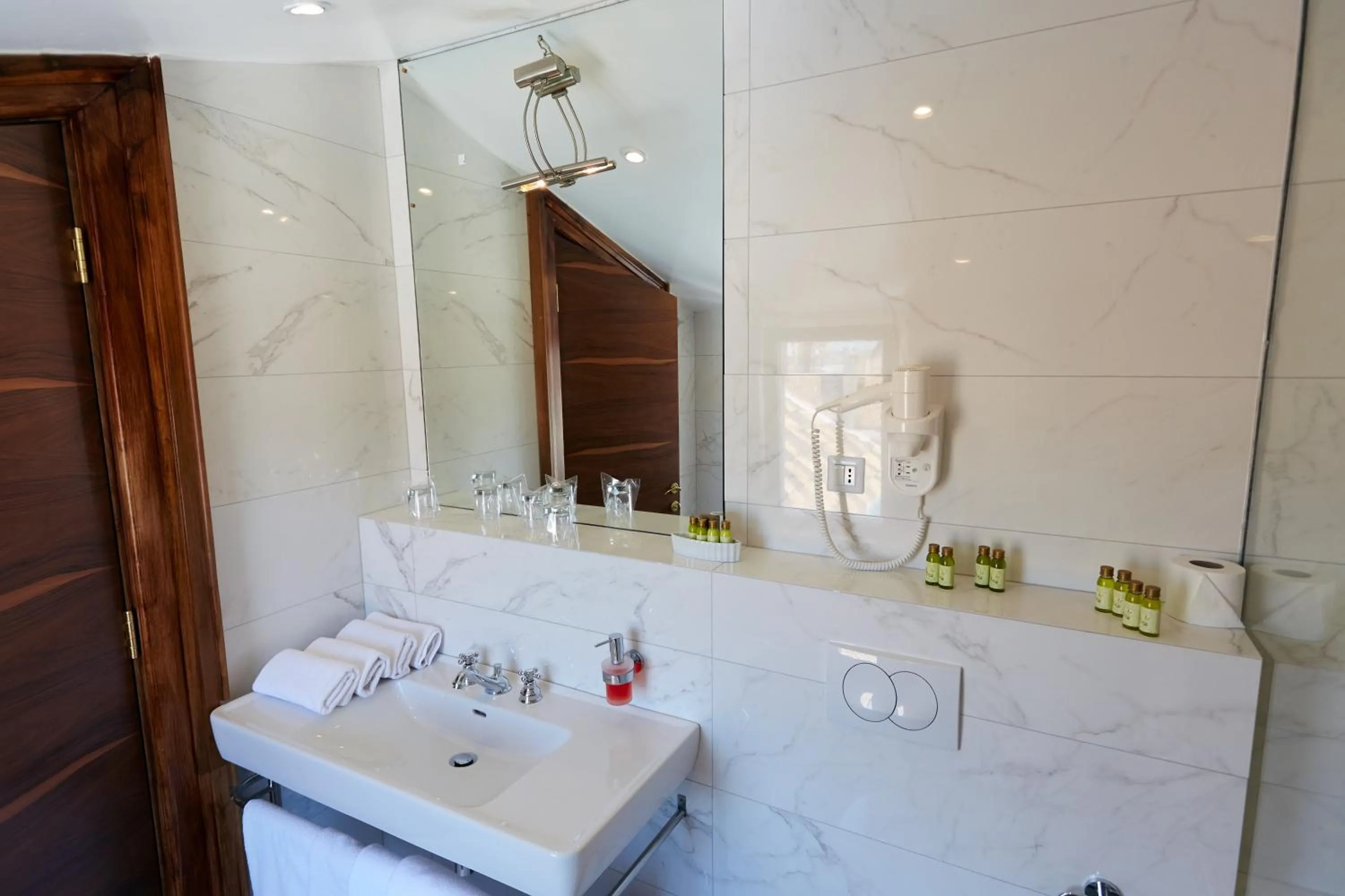 Bathroom in Jupiter Heritage Hotel