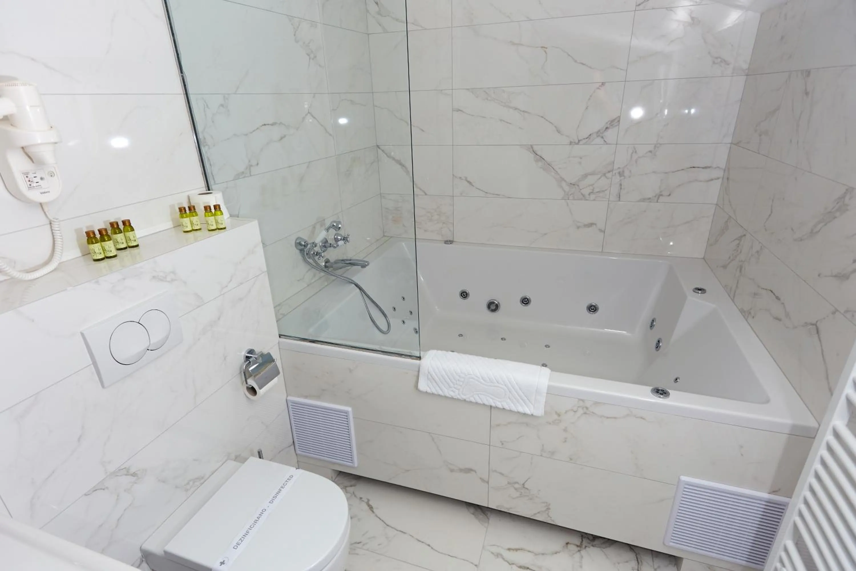 Hot Tub in Jupiter Heritage Hotel