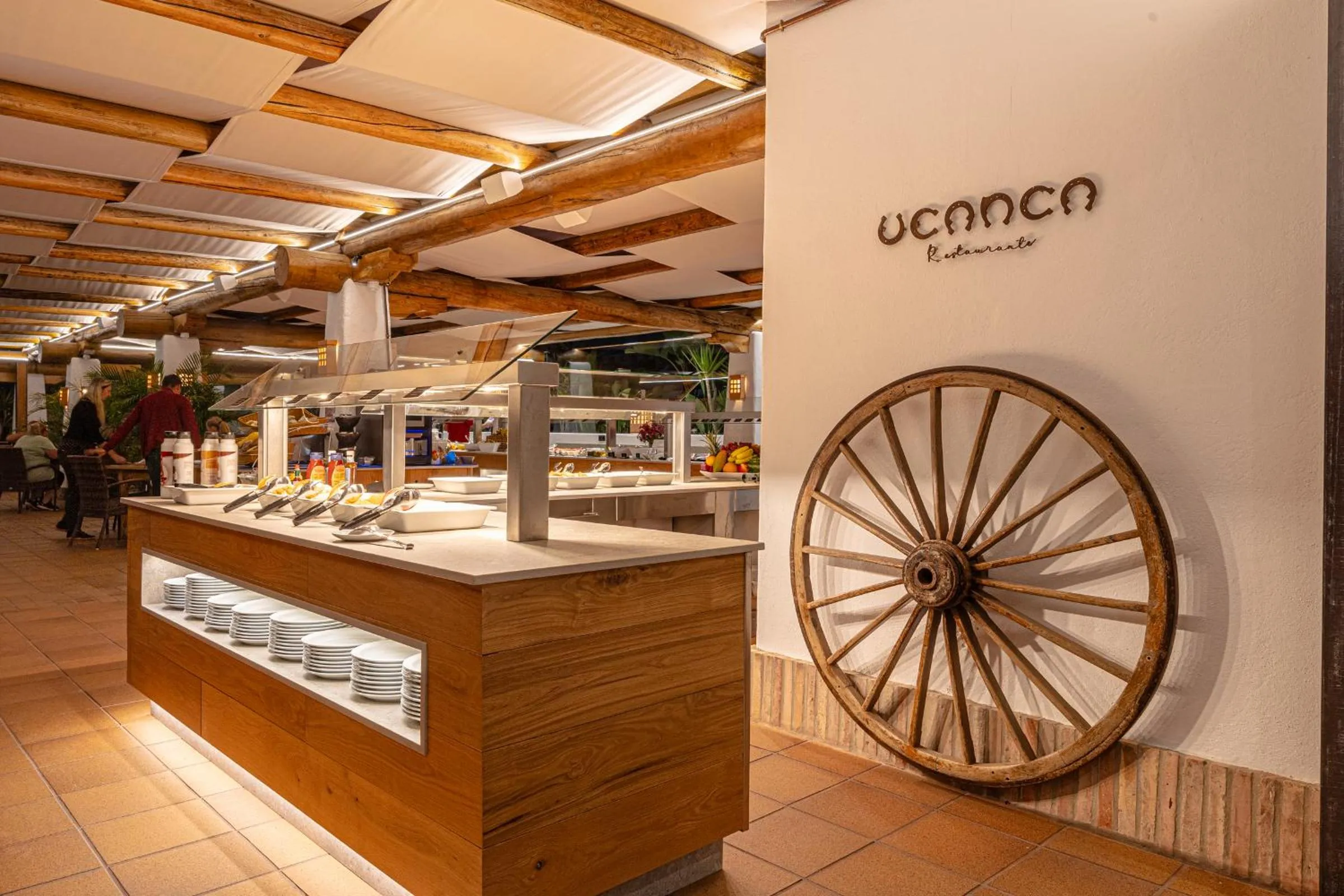 Restaurant/places to eat in Parque Santiago IV Official