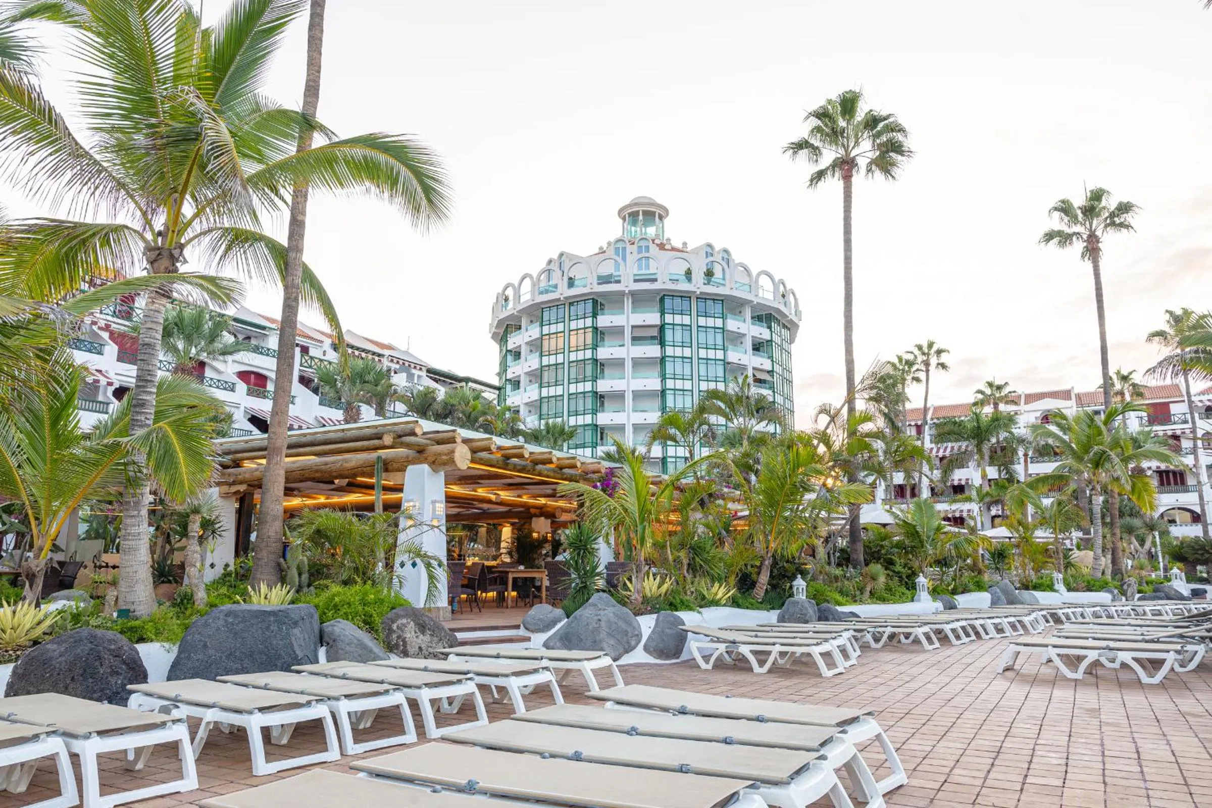 Restaurant/places to eat in Parque Santiago IV Official