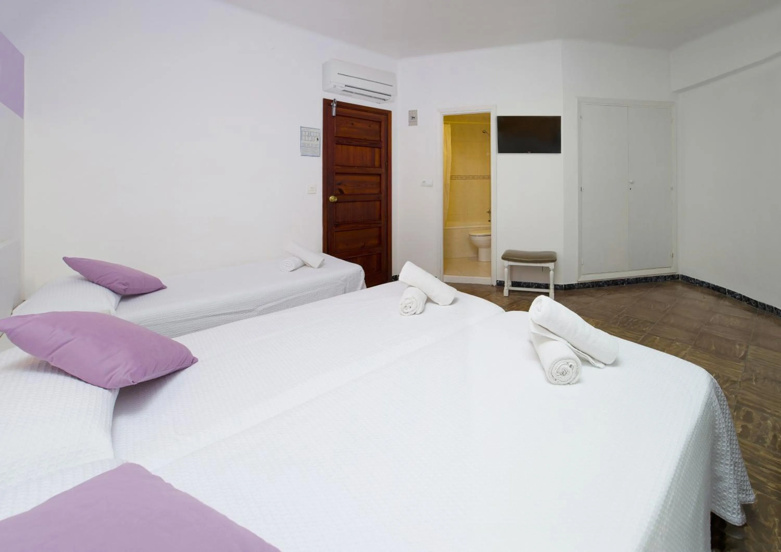 Bed in Hostal Alicante