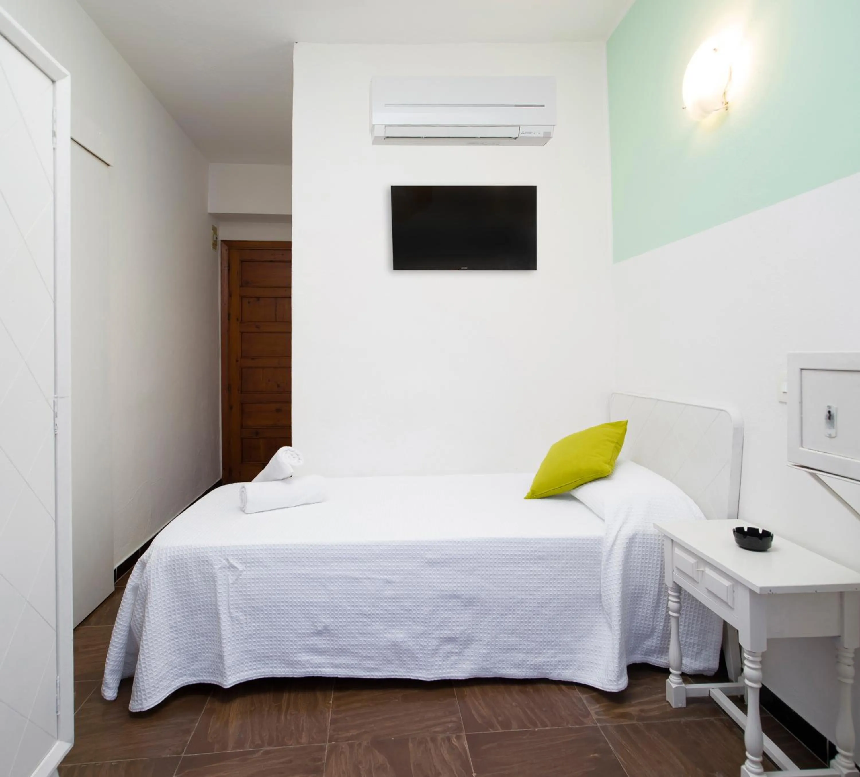 Bed in Hostal Alicante