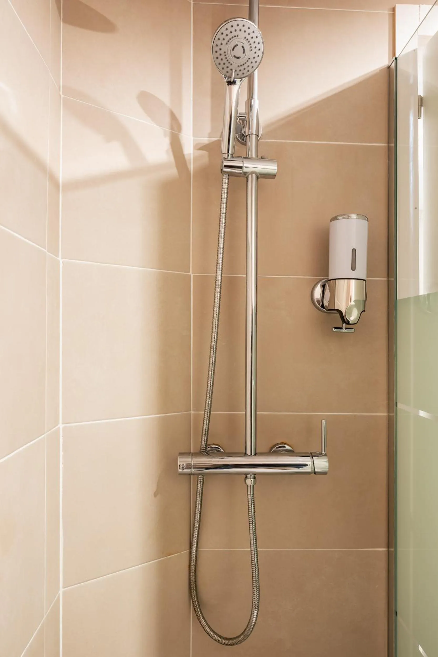 Shower in Hostal Alicante