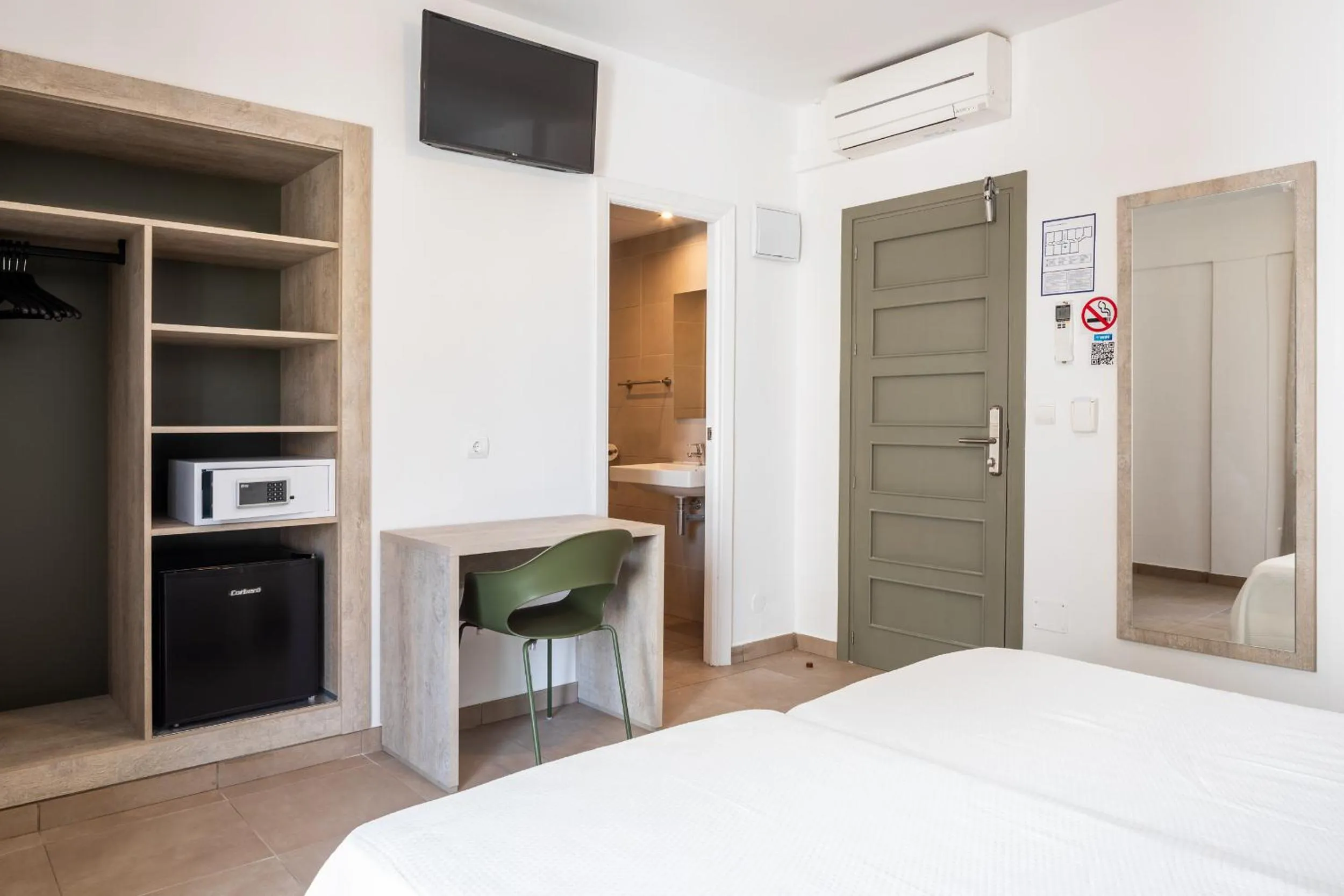 Bedroom, Bed in Hostal Alicante