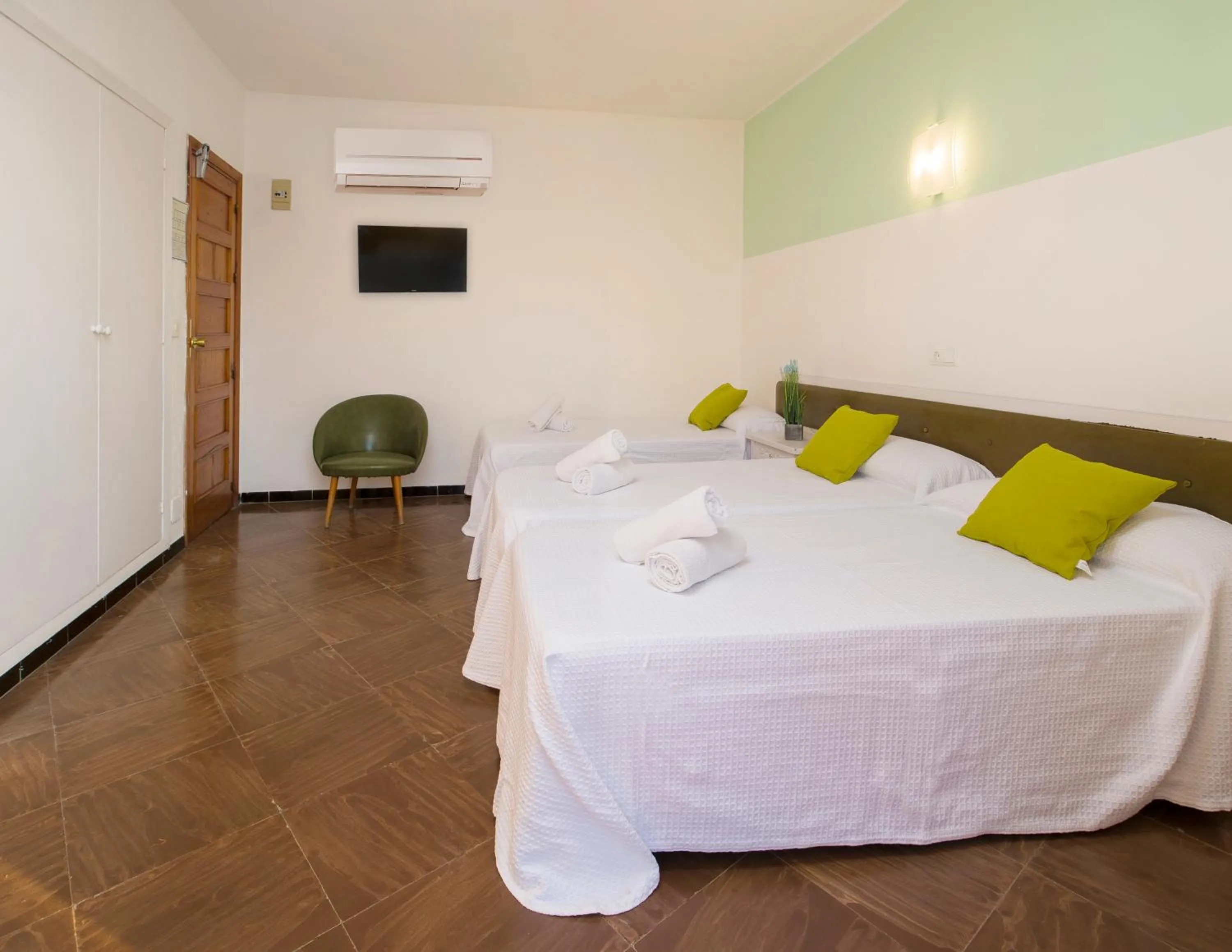TV and multimedia, Bed in Hostal Alicante