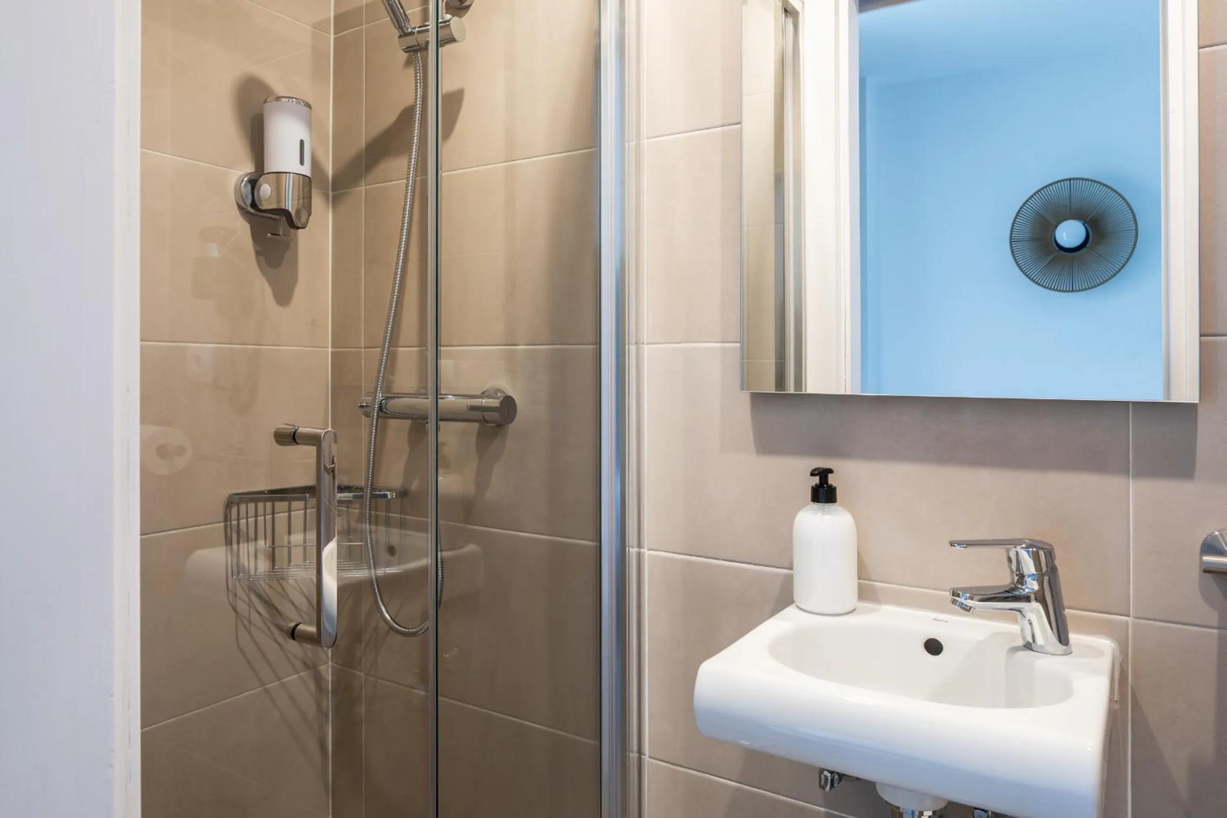 Shower in Hostal Alicante