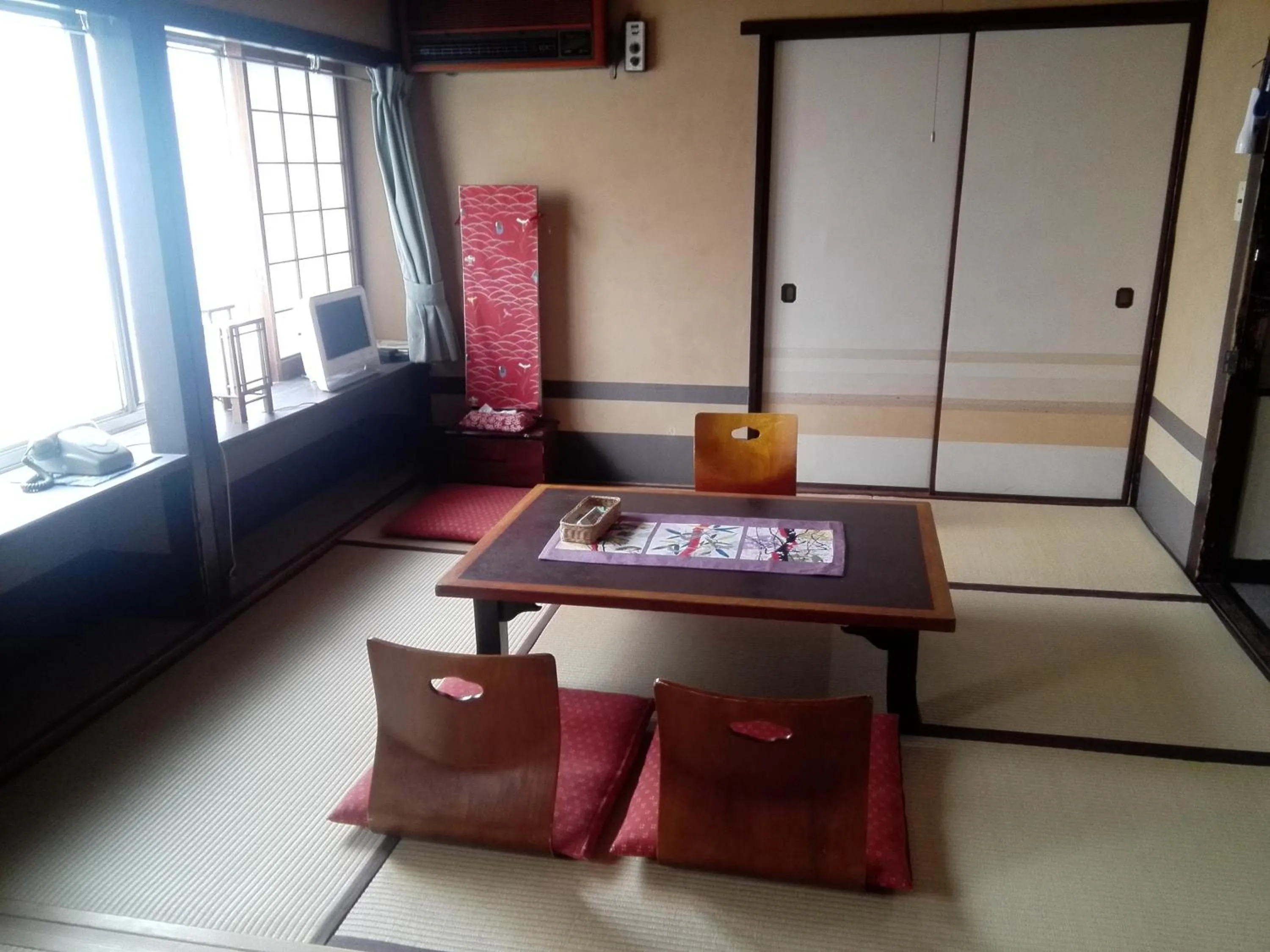 Photo of the whole room in Ryokan Nakajimaya