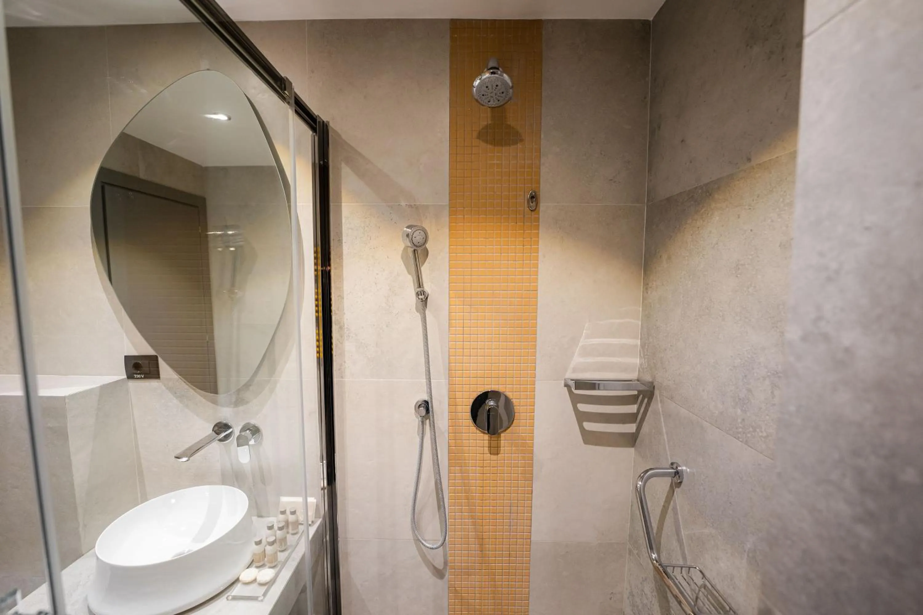 Shower in Mandachi Hotel & SPA