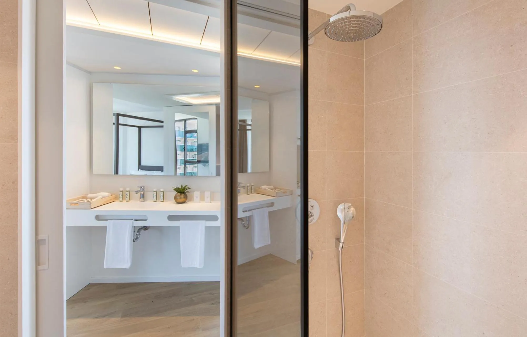 Shower in Golden Costa Salou - Adults Only 4* Sup