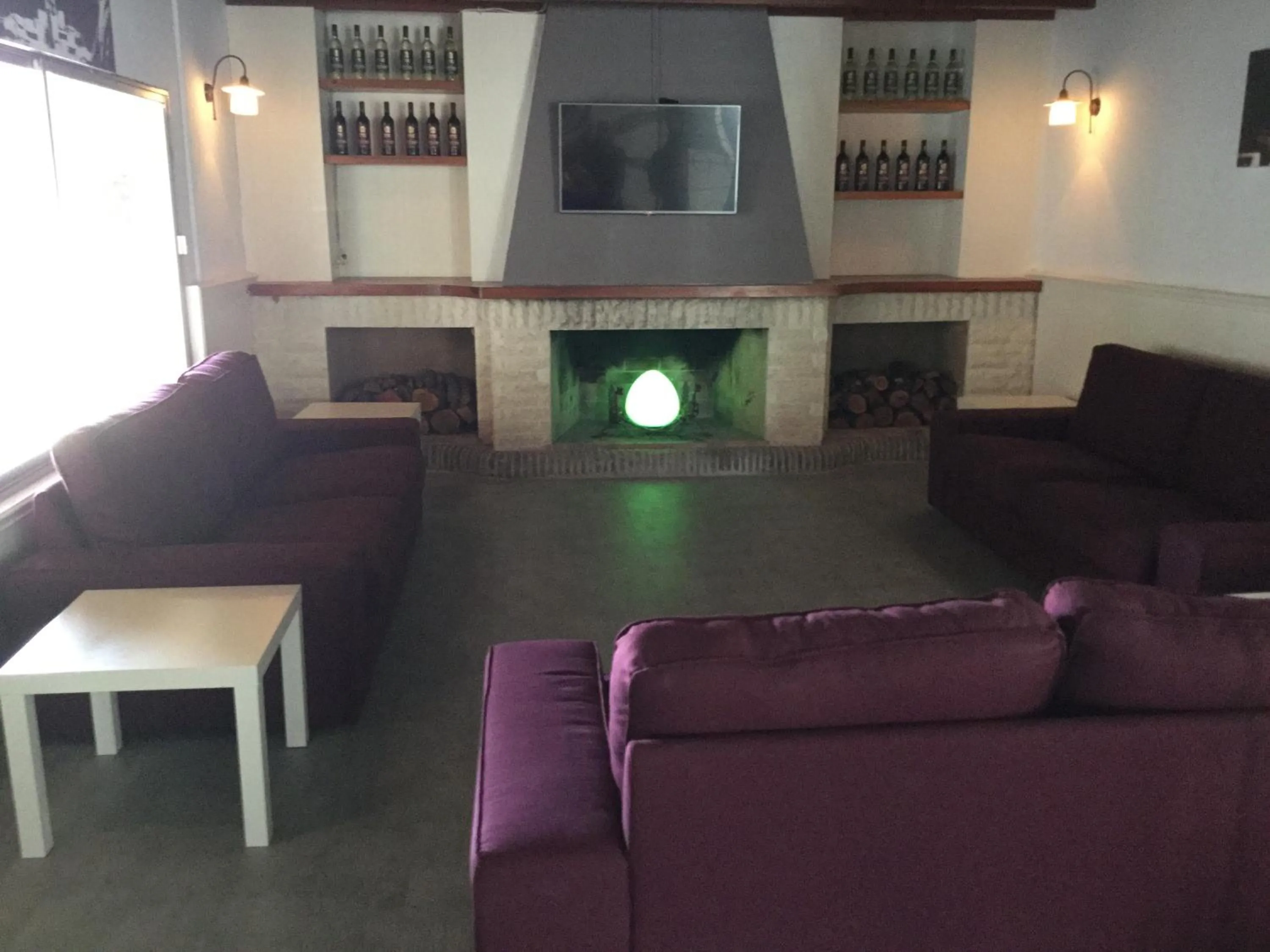 Communal lounge/ TV room in Apartamentos Alba