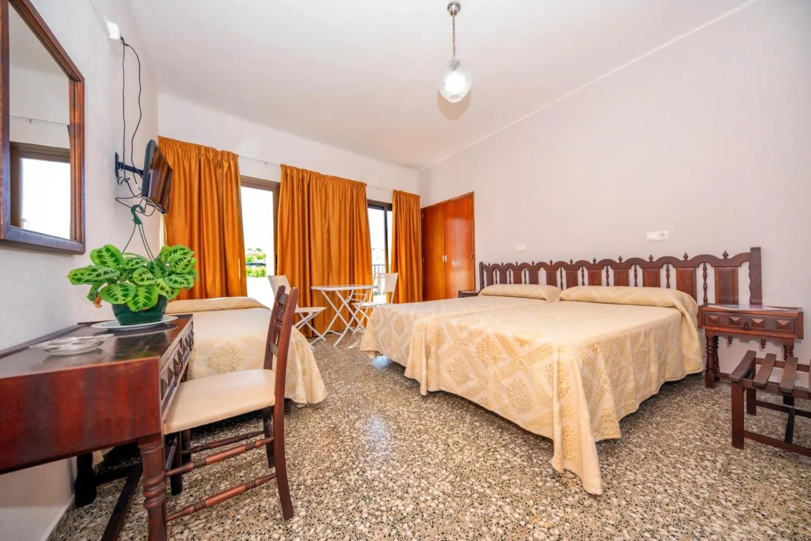 Hostal y Apartamentos Santa Eulalia