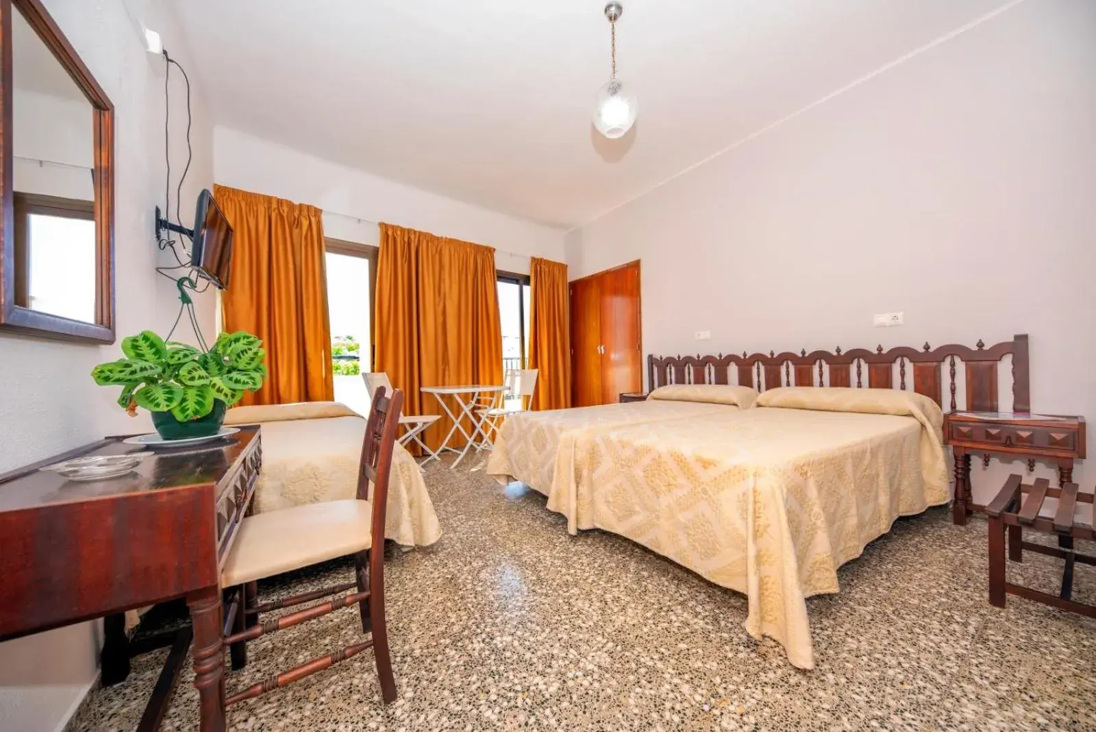 Triple Room in Hostal y Apartamentos Santa Eulalia Triple Room in Hostal y Apartamentos Santa Eulalia