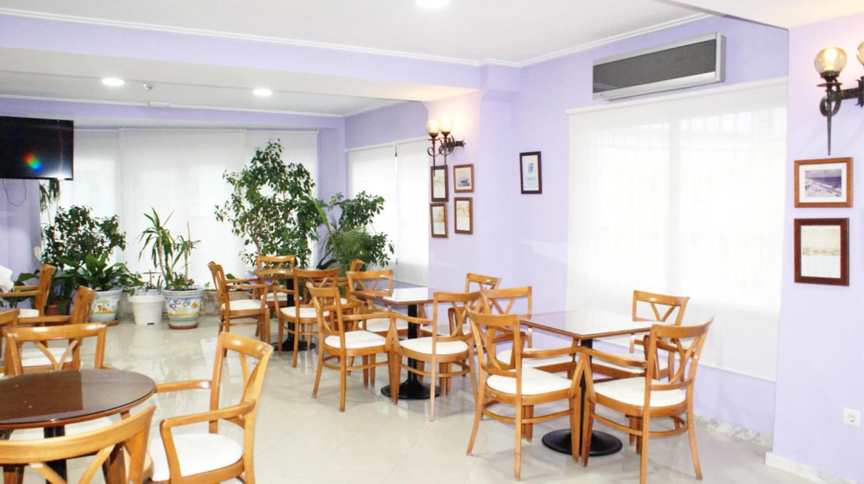 Communal lounge/ TV room in Hotel Emilio