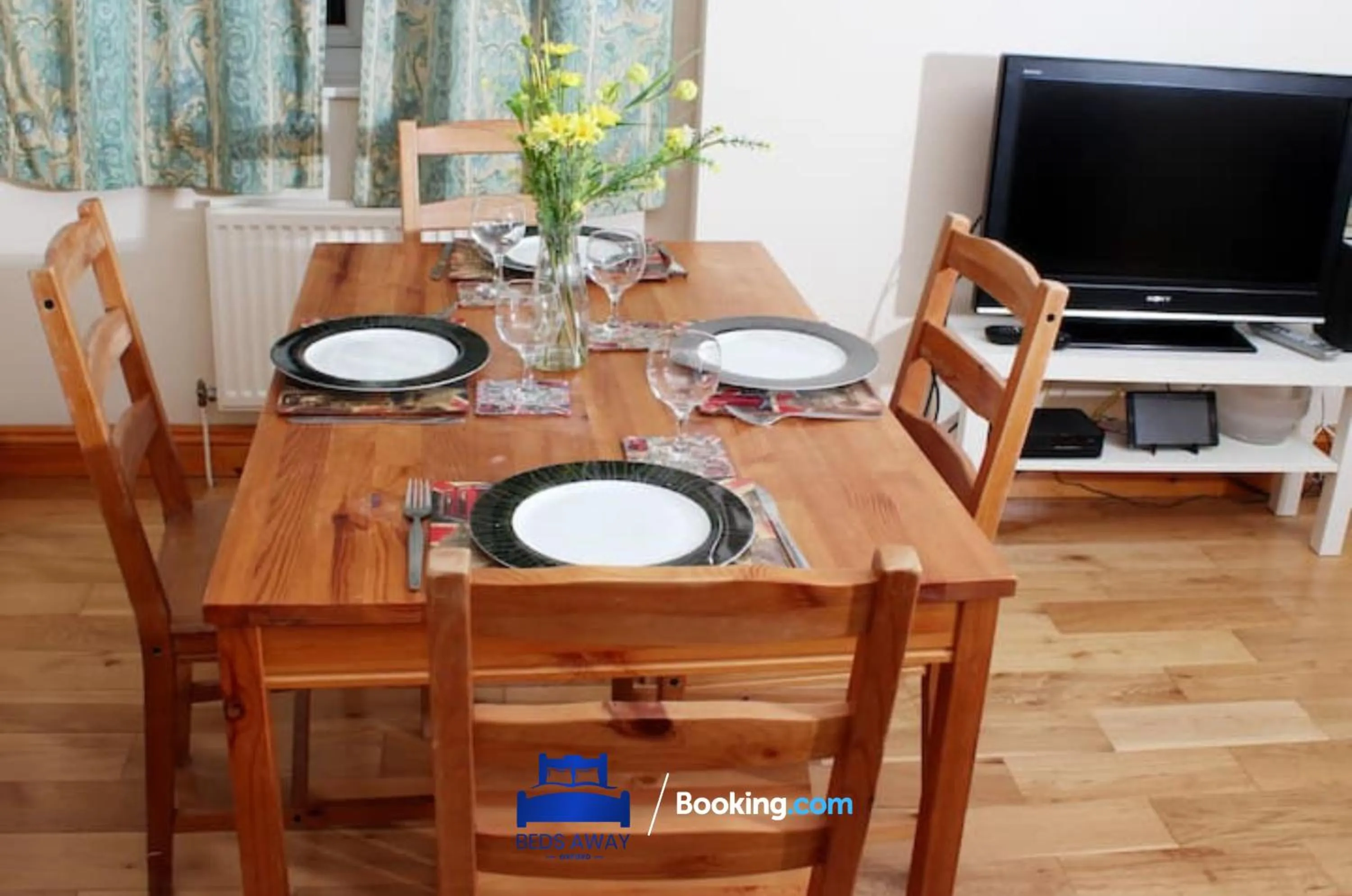 TV and multimedia in 3 Bedroom House For Contractors By Beds Away Short Lets & Serviced Accommodation Oxford With Free Parking for 2 Cars