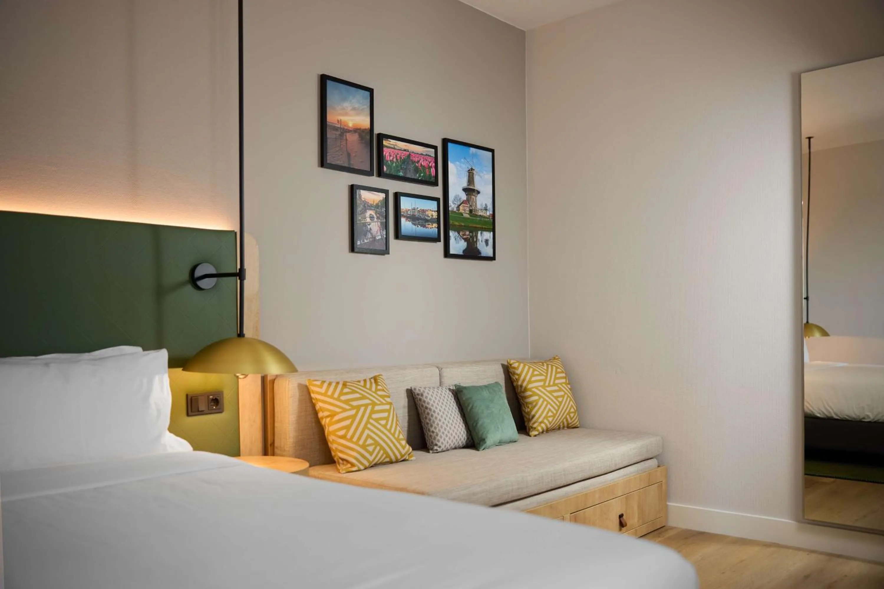 Living room, Bed in Hilton Garden Inn Leiden