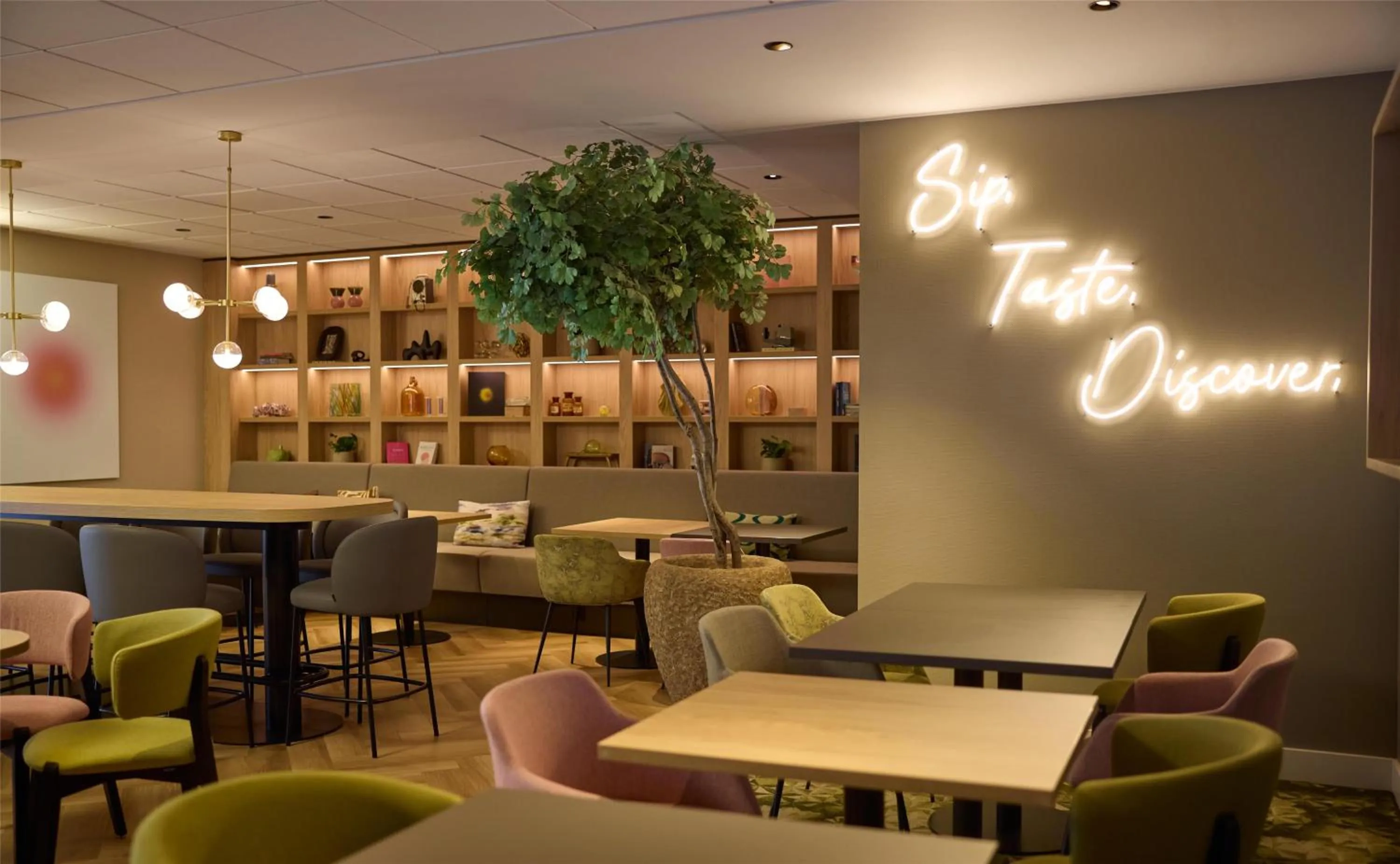 Lounge or bar in Hilton Garden Inn Leiden