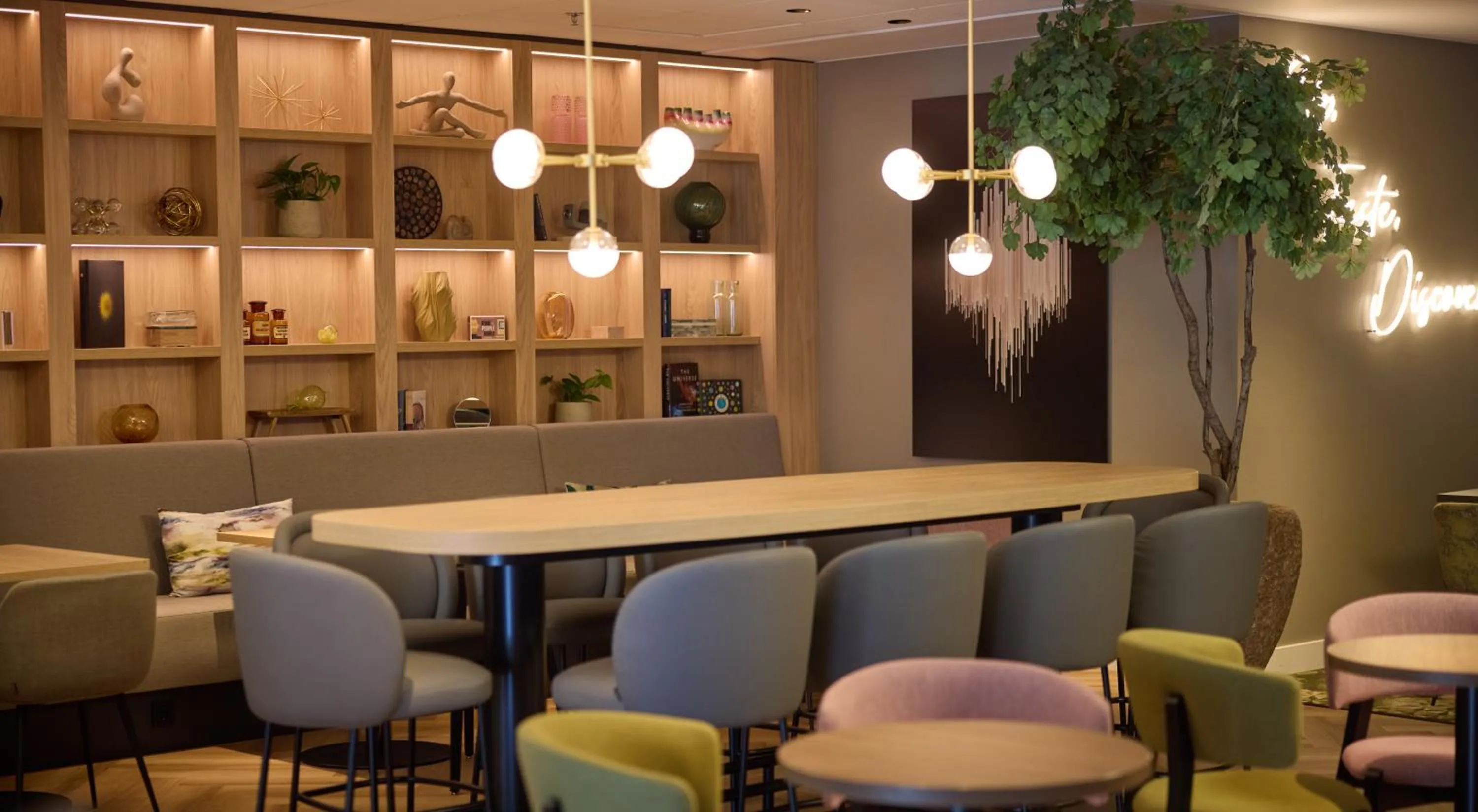 Lounge or bar in Hilton Garden Inn Leiden