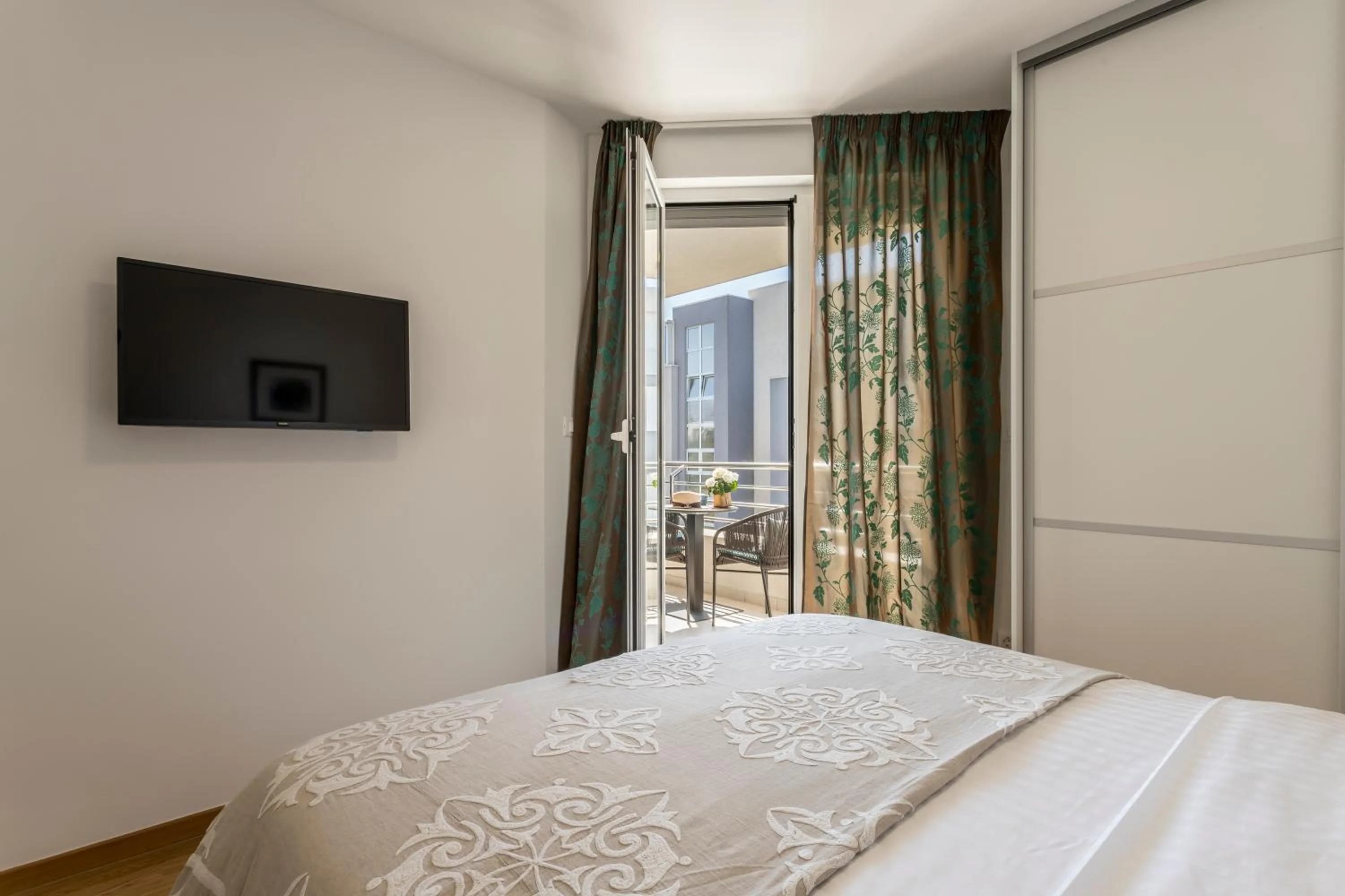 Bed in Adriatic Queen Rooms & Apartments