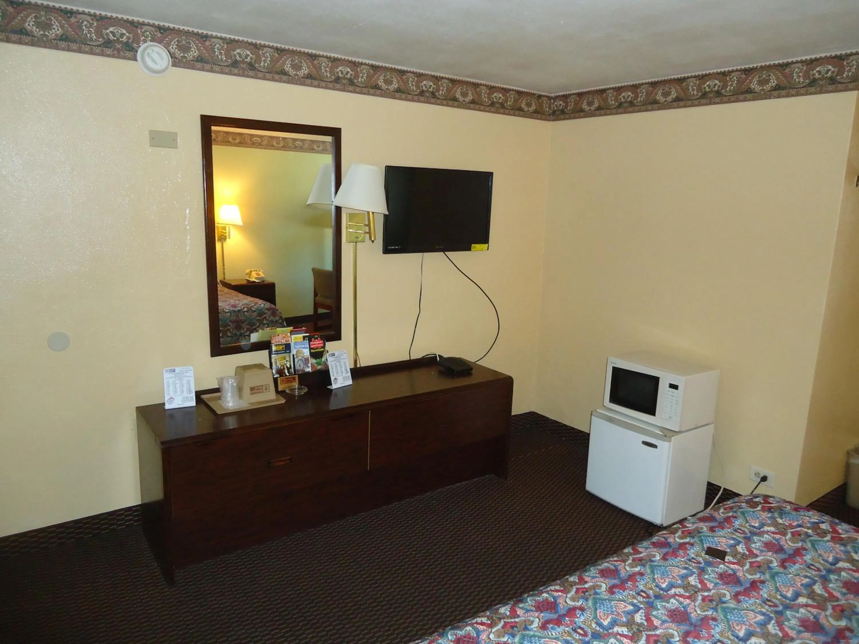 Bed in Budget Host Inn Somerset