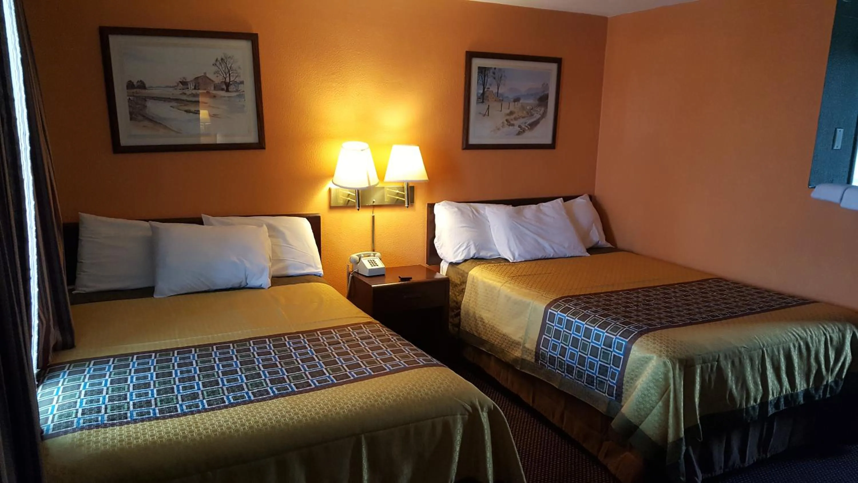 Bed in Budget Host Inn Somerset