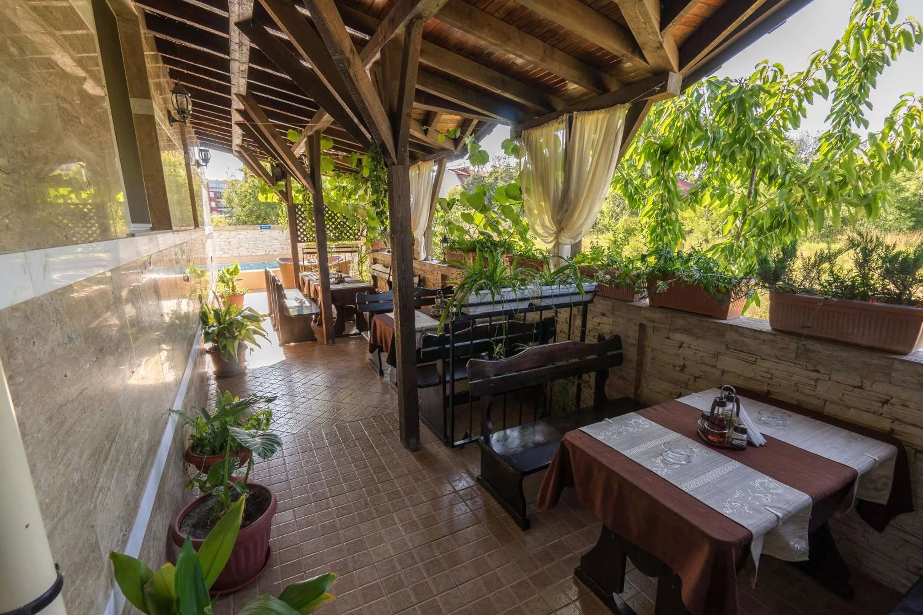 Restaurant/places to eat in Hotel Luxor