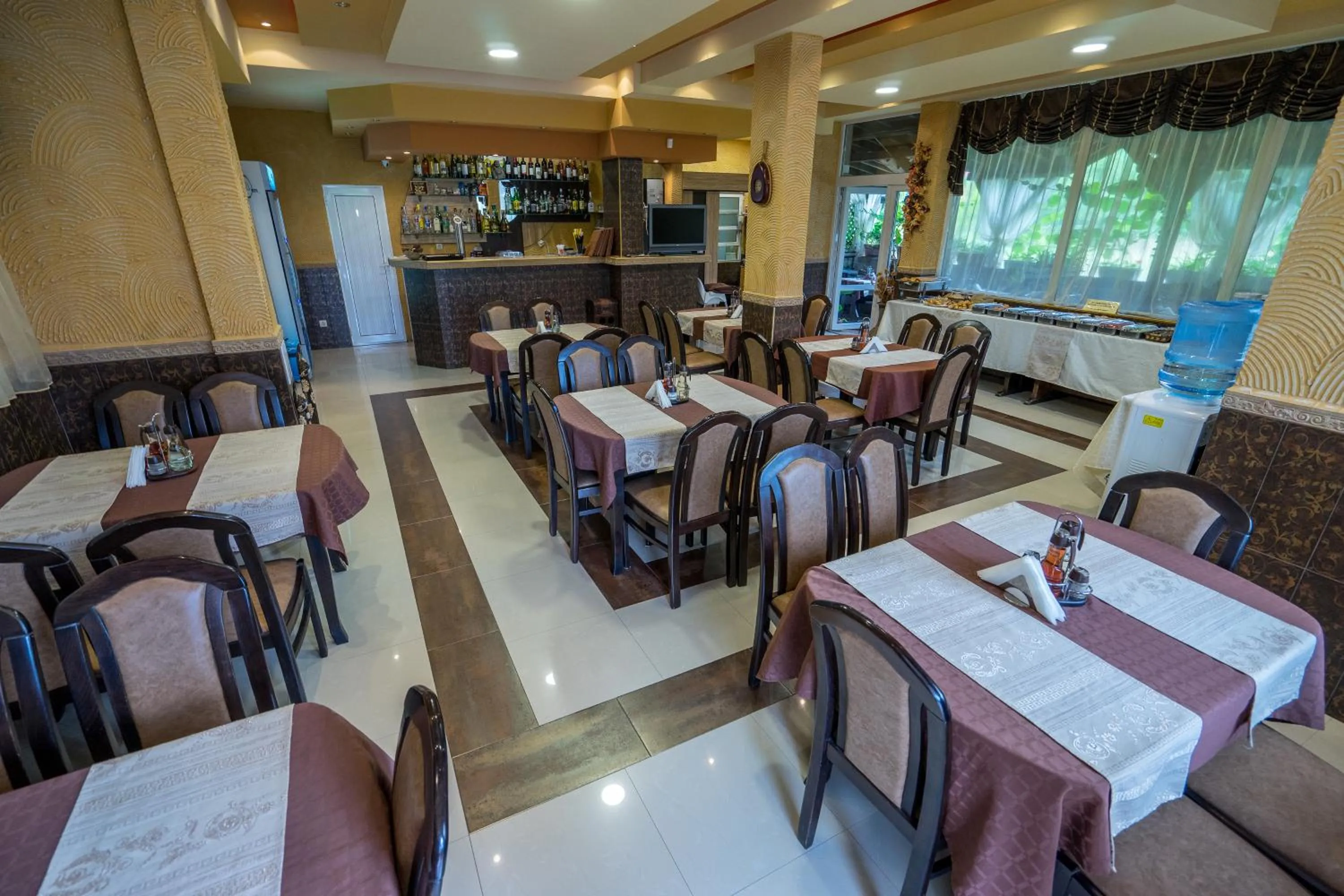 Restaurant/places to eat in Hotel Luxor