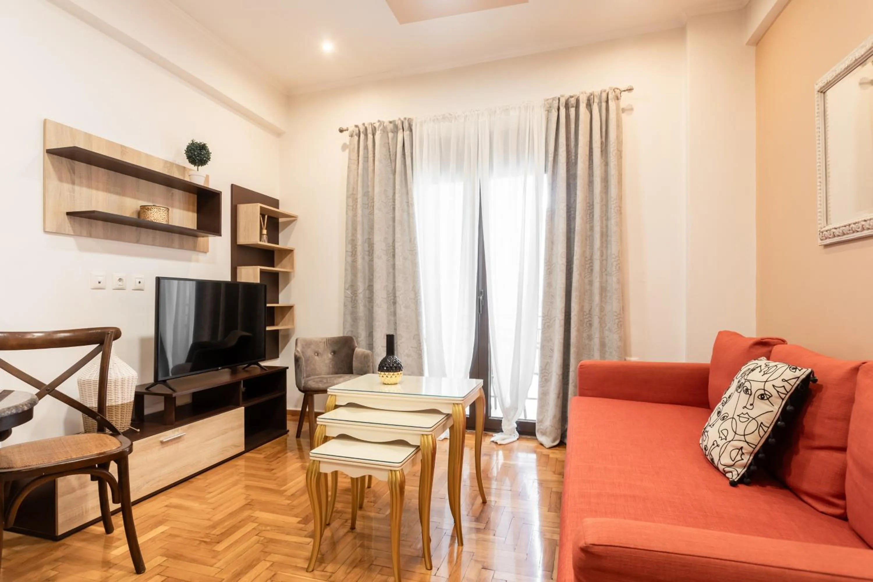 TV and multimedia in Nicholas Point Apartments and Rooms