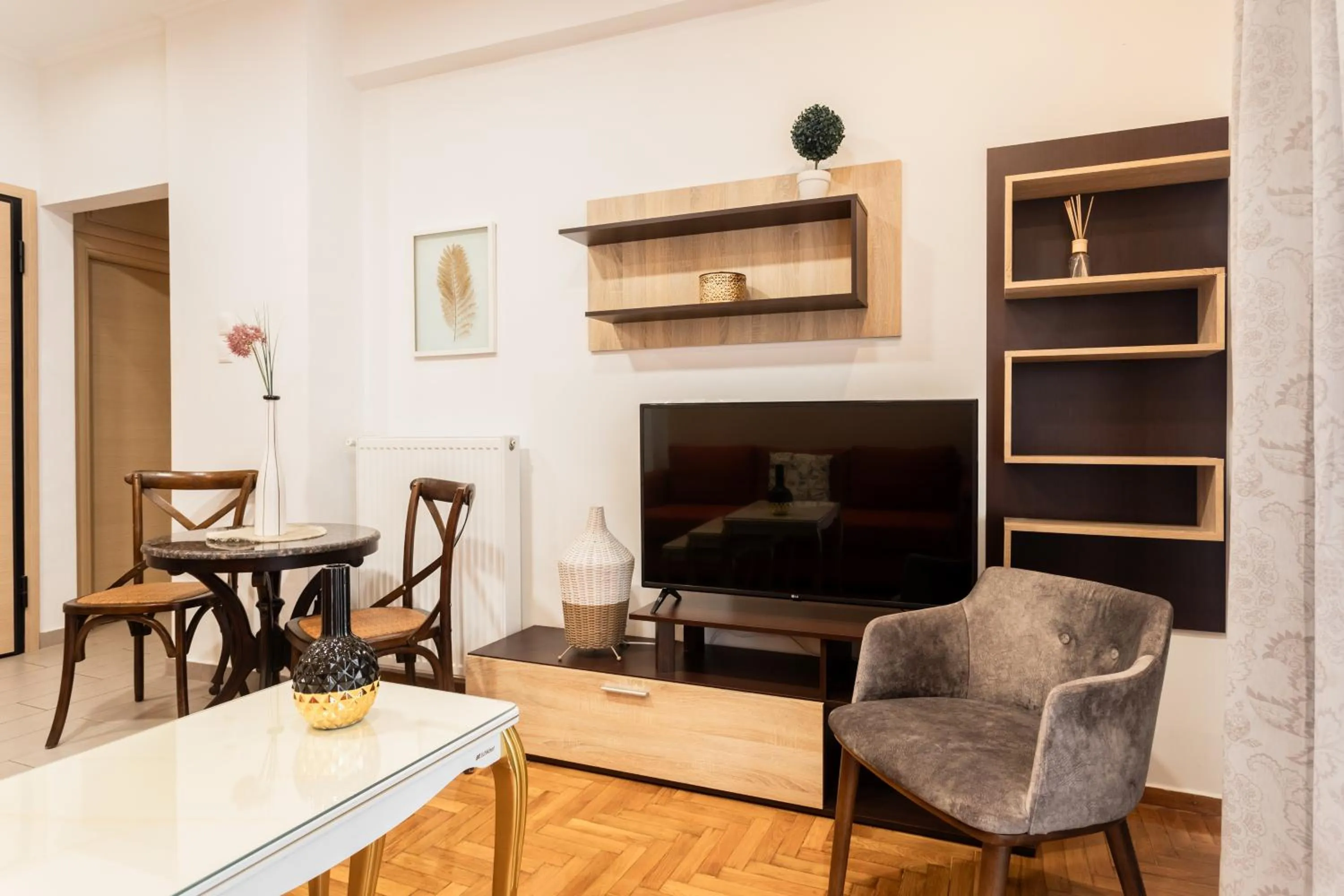 TV and multimedia in Nicholas Point Apartments and Rooms