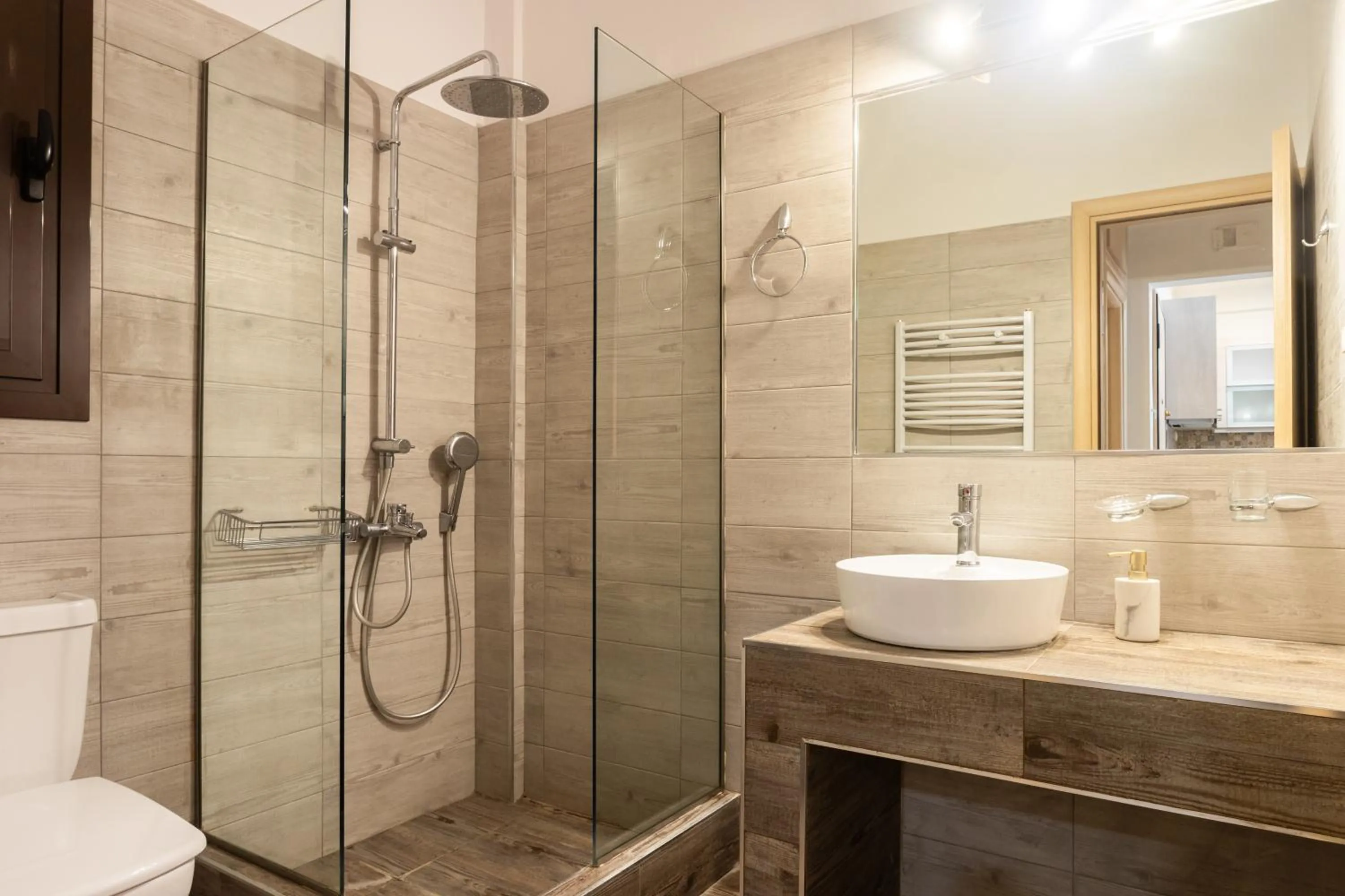 Bathroom in Nicholas Point Apartments and Rooms