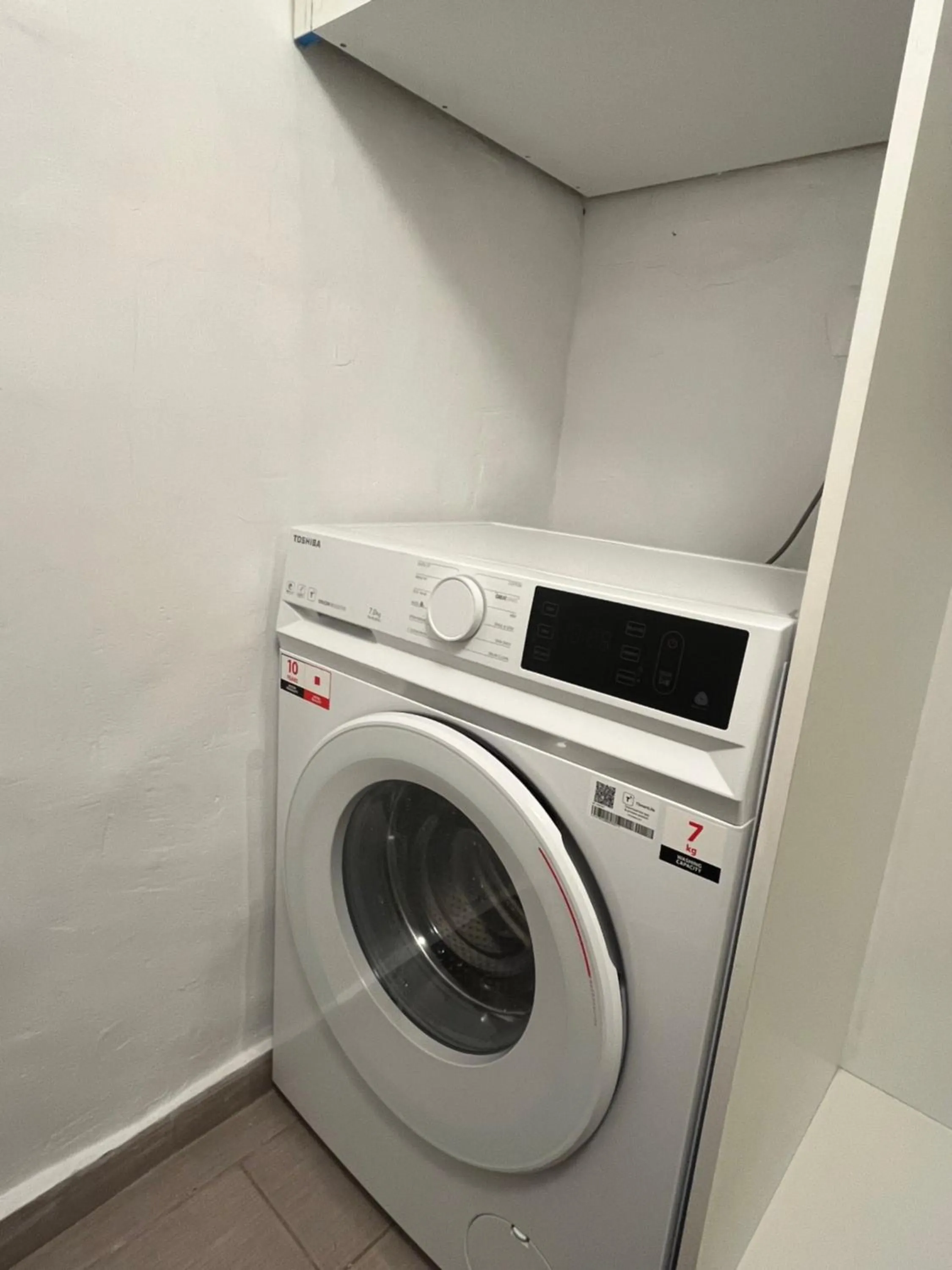 washing machine in Nicholas Point Apartments and Rooms