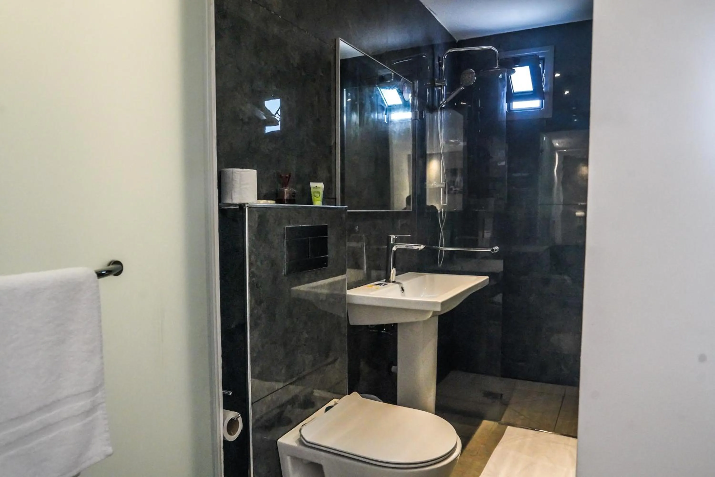 Bathroom in Lago Suites Hotel