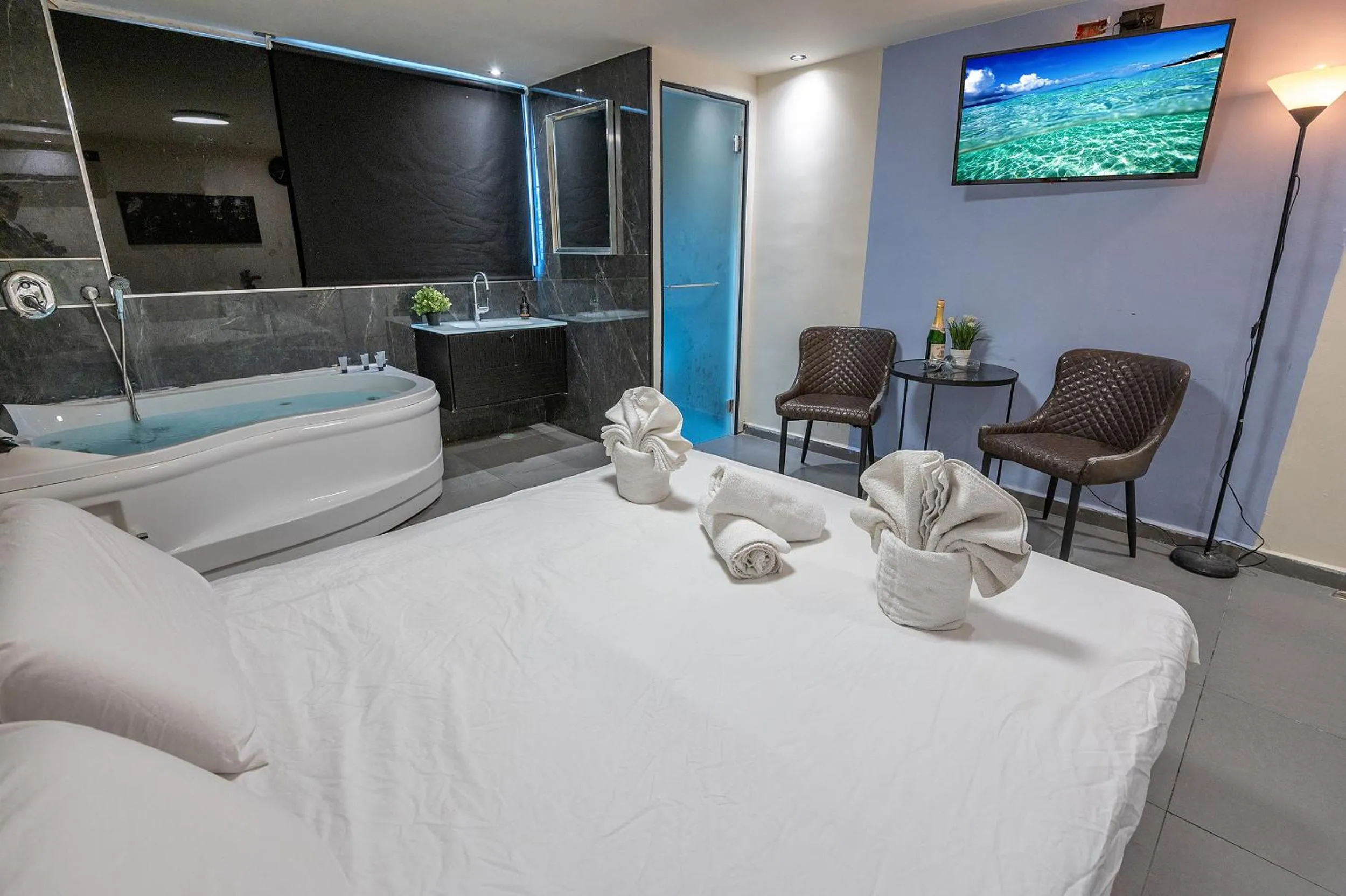 Bed in Lago Suites Hotel