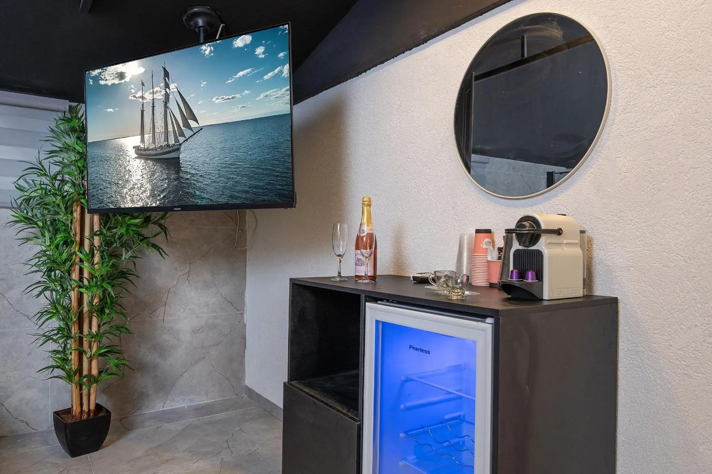 Queen Suite with Spa Bath in Lago Suites Hotel Queen Suite with Spa Bath in Lago Suites Hotel